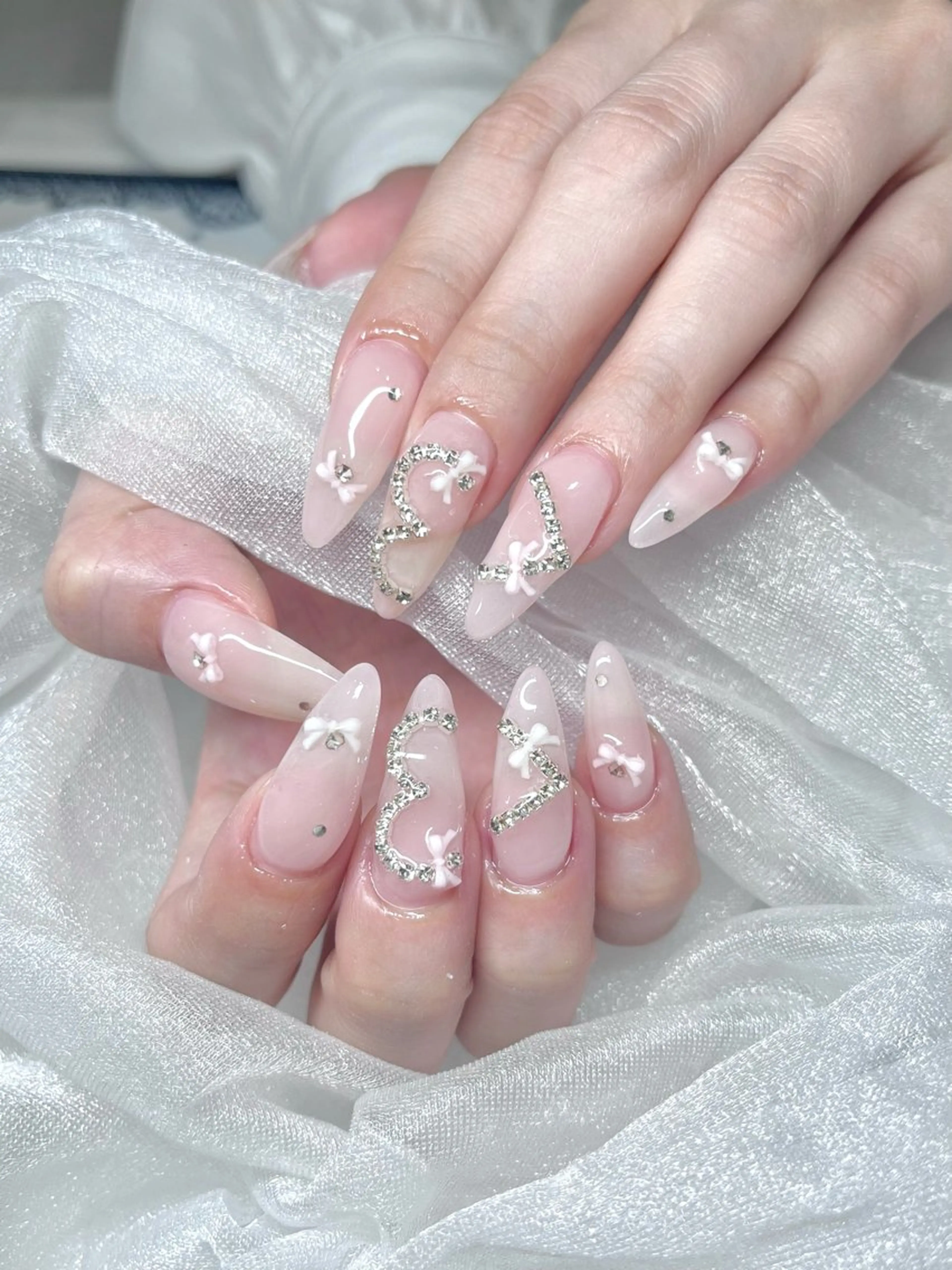 ネイル ガーリー キラキラネイル ワンホンネイル ハンドネイル moca  心斎橋店所属・moca心斎橋店 Aina🐈‍⬛🤍のネイルデザイン