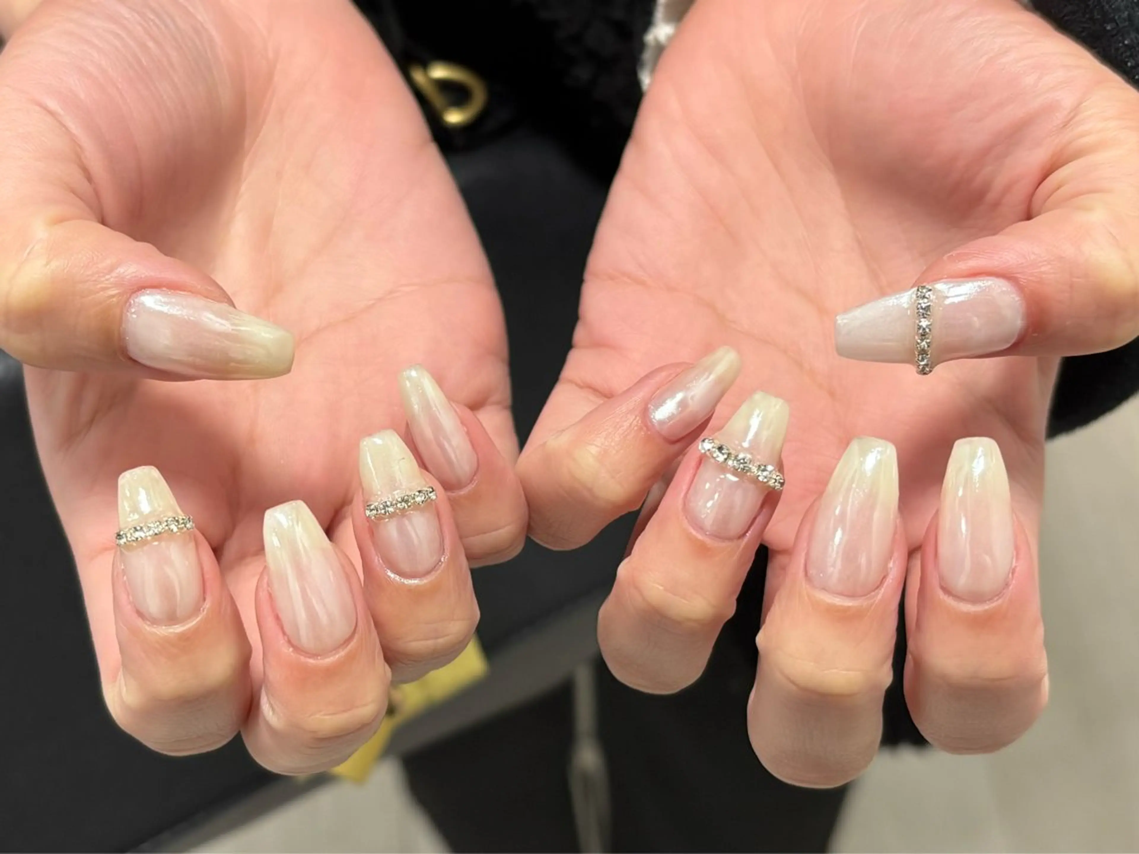 ネイル ミラーネイル ホワイト ハンドネイル Lani🌈Nail Konatsuのネイルデザイン