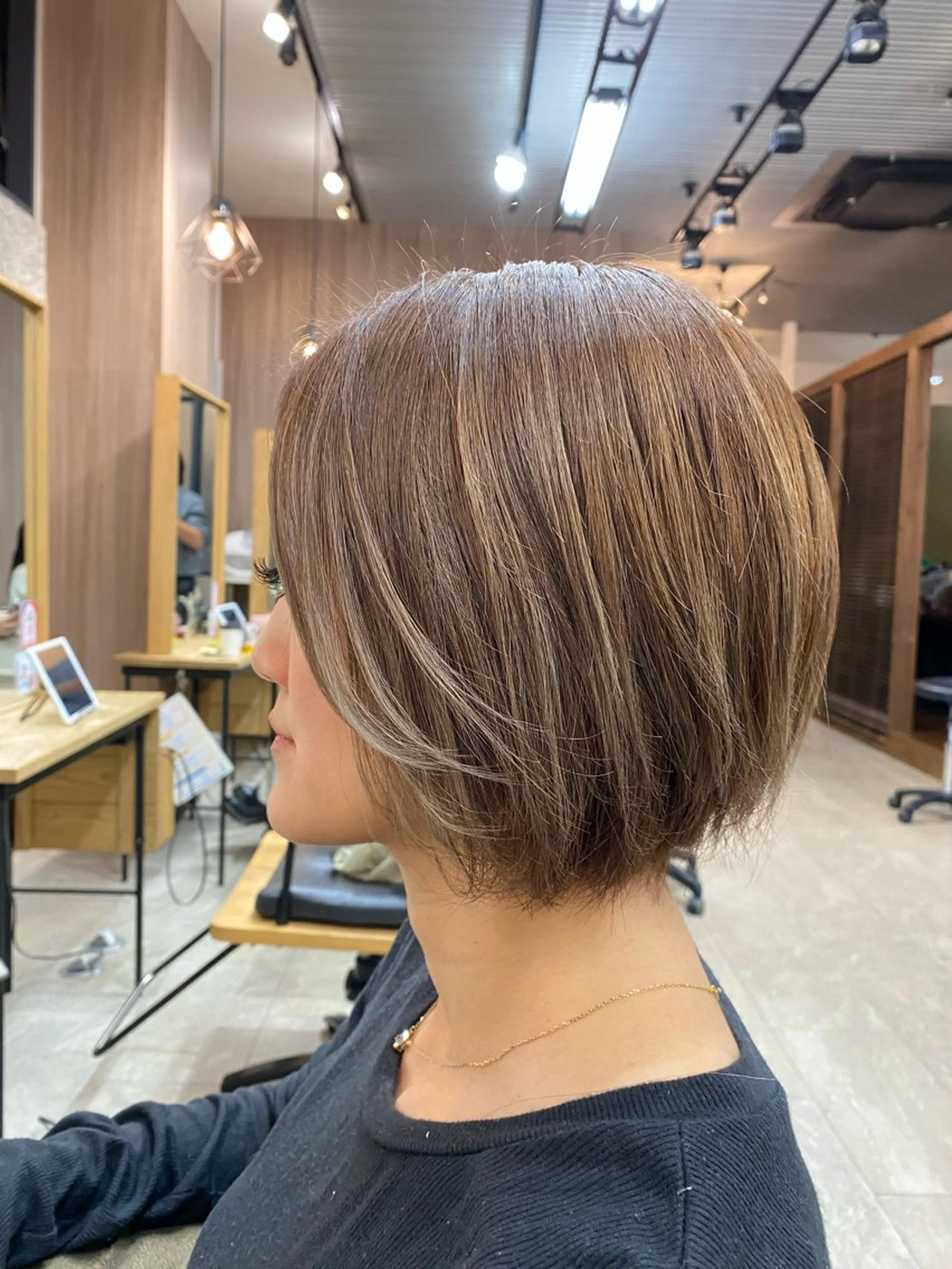 ショート カラー アッシュ ブリーチ ミルクティーアッシュ ヘアカラー 佐藤 森夏のヘアスタイル