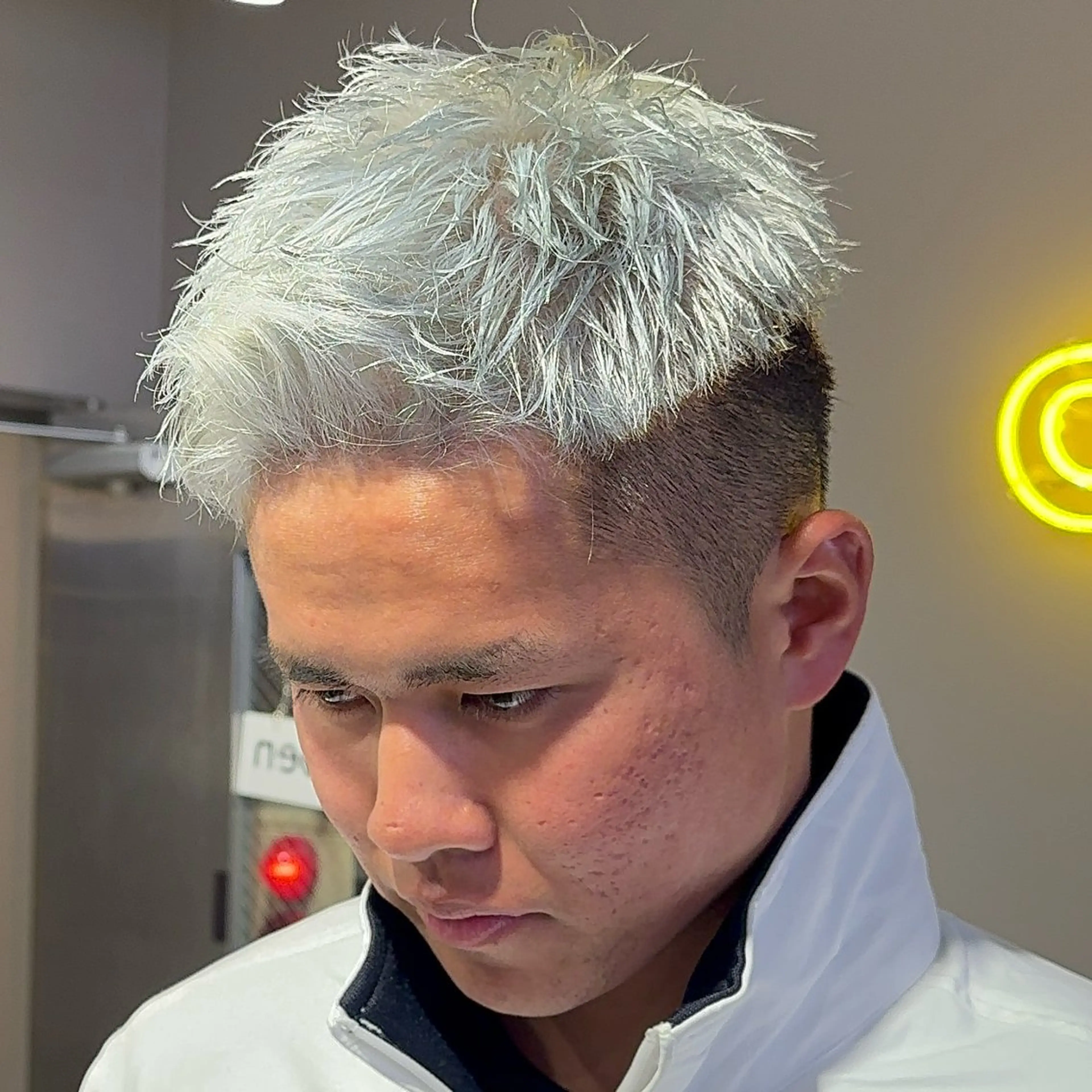 ショート パーマ ヘアアレンジ メンズ 成人式 メンズブリーチ メンズハイトーン カット ヘアカラー トリートメント ヘアセット 顔まわりカット の達人のヘアスタイル