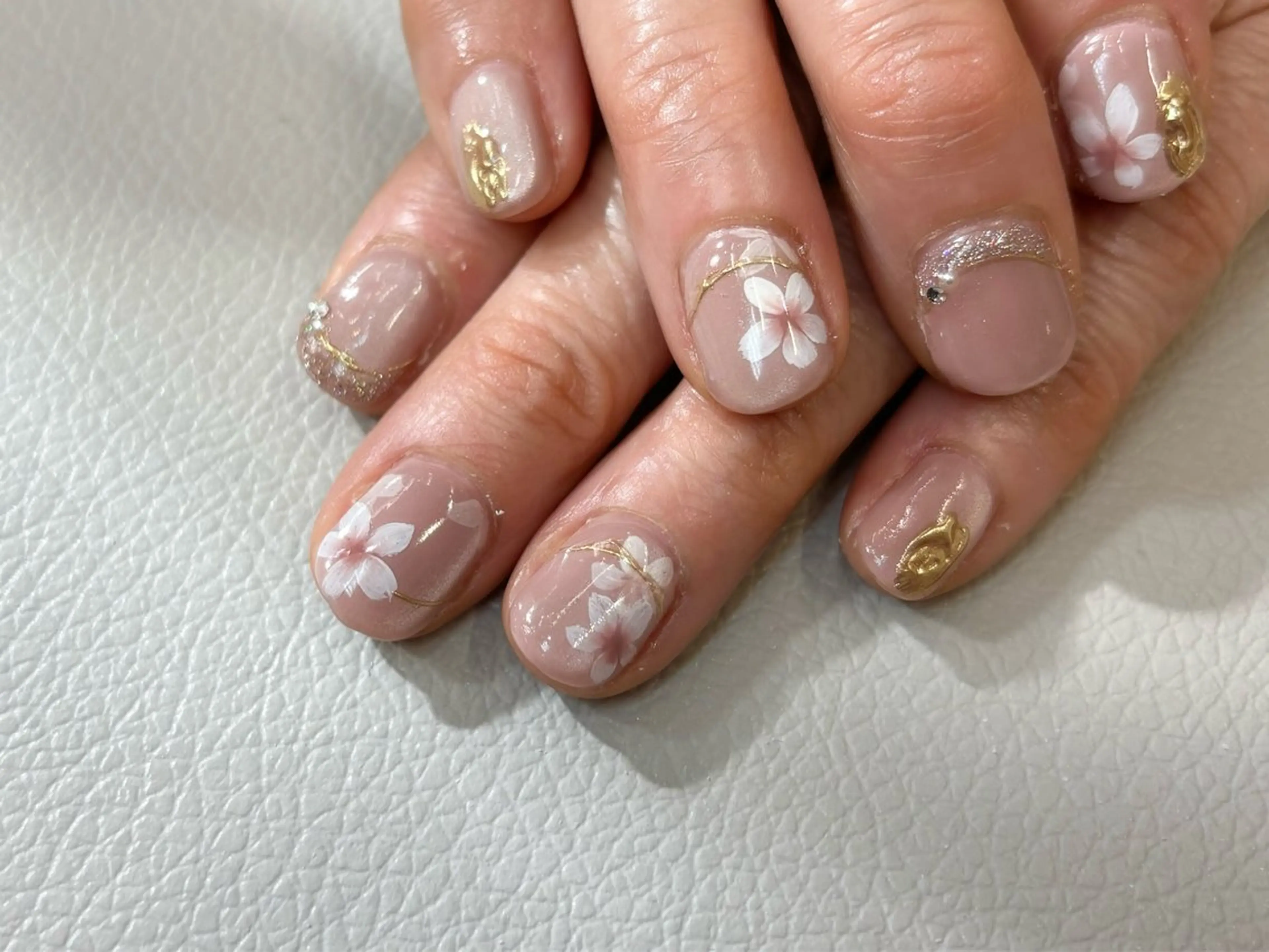 ネイル LovesLaughs下上津役店所属・くろせ れいのネイルデザイン