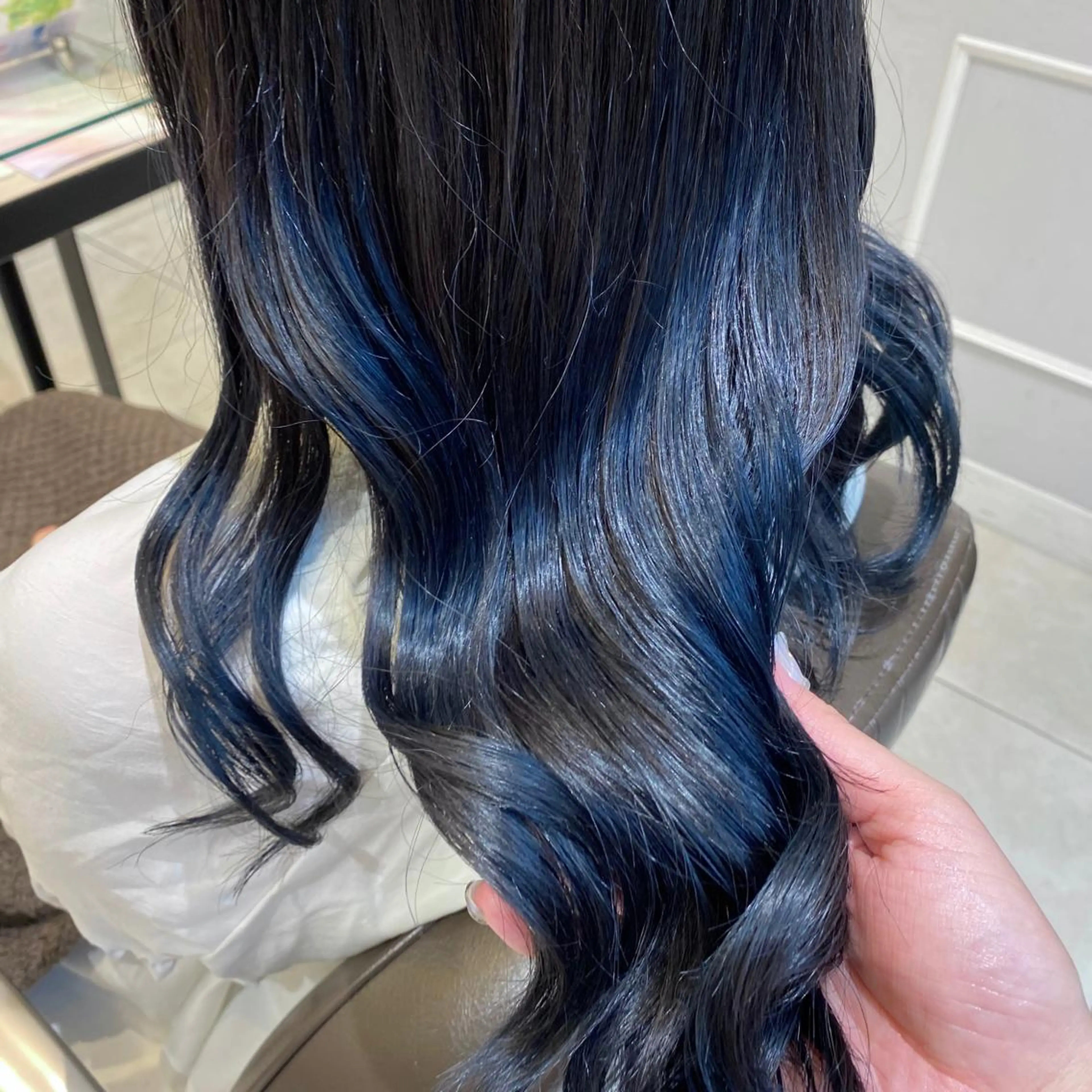 ロング カラー 黒髪 ブリーチ ブルーカラー ブルーブラック 韓国ヘア🇰🇷 トヨキトキコのヘアスタイル