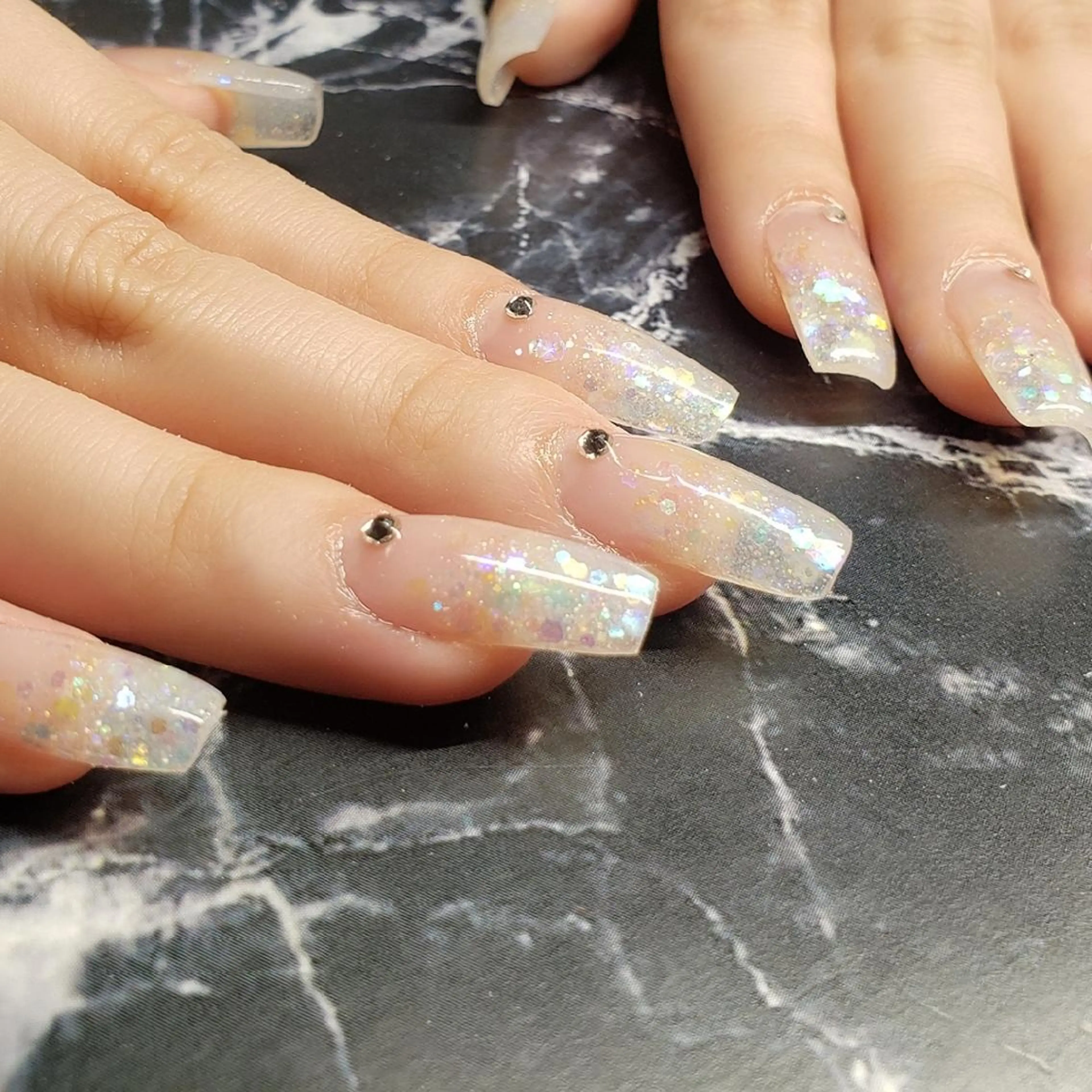 ミディアム ネイル ストーンネイル ハンドネイル クロキ 。のネイルデザイン