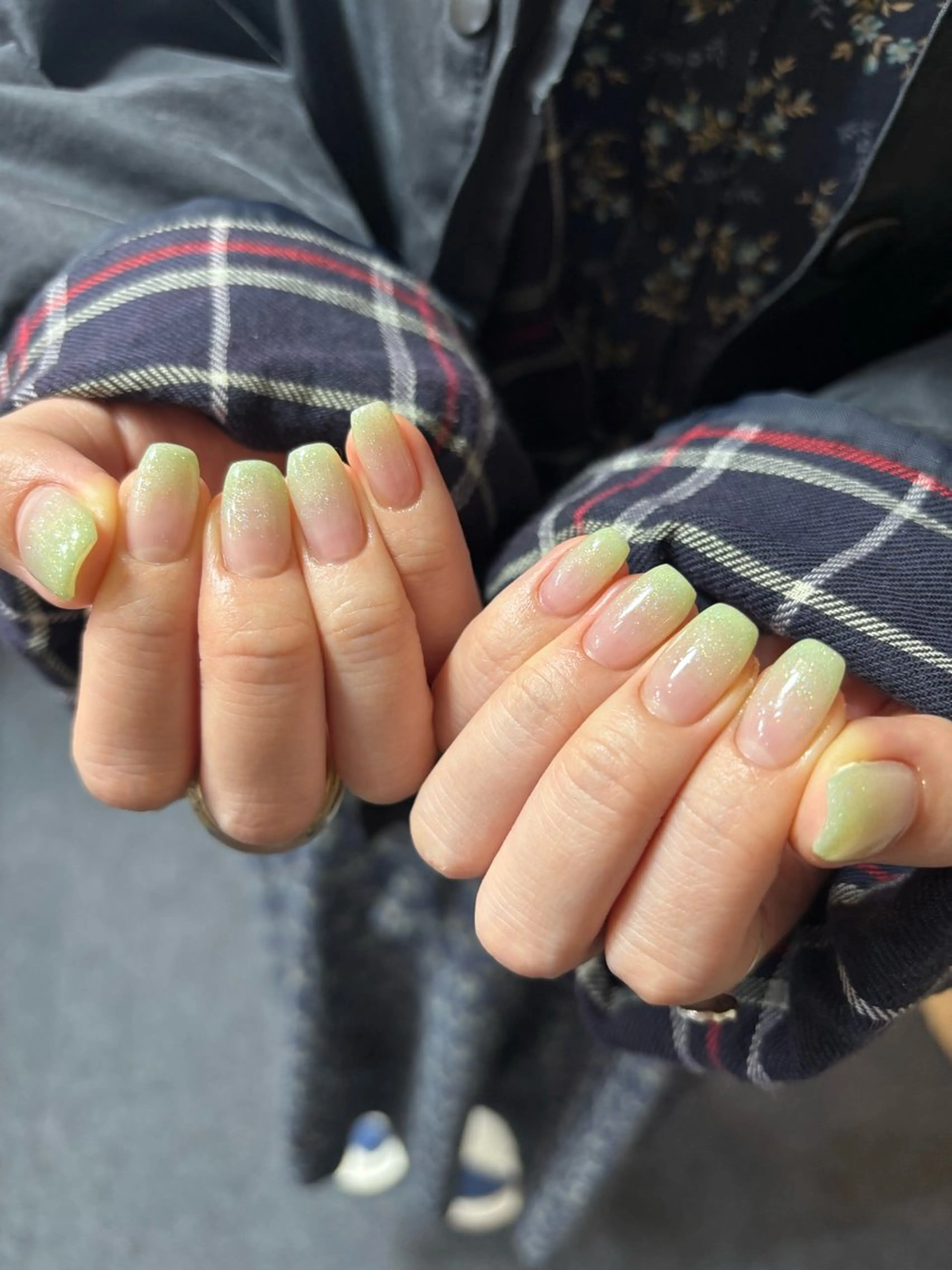 ネイル グラデーション グリーン ラメ(グリッター) ラメグラデーション ハンドネイル ハンドケア 🎀NAIL🎀 AI🪄︎︎◝✩のネイルデザイン