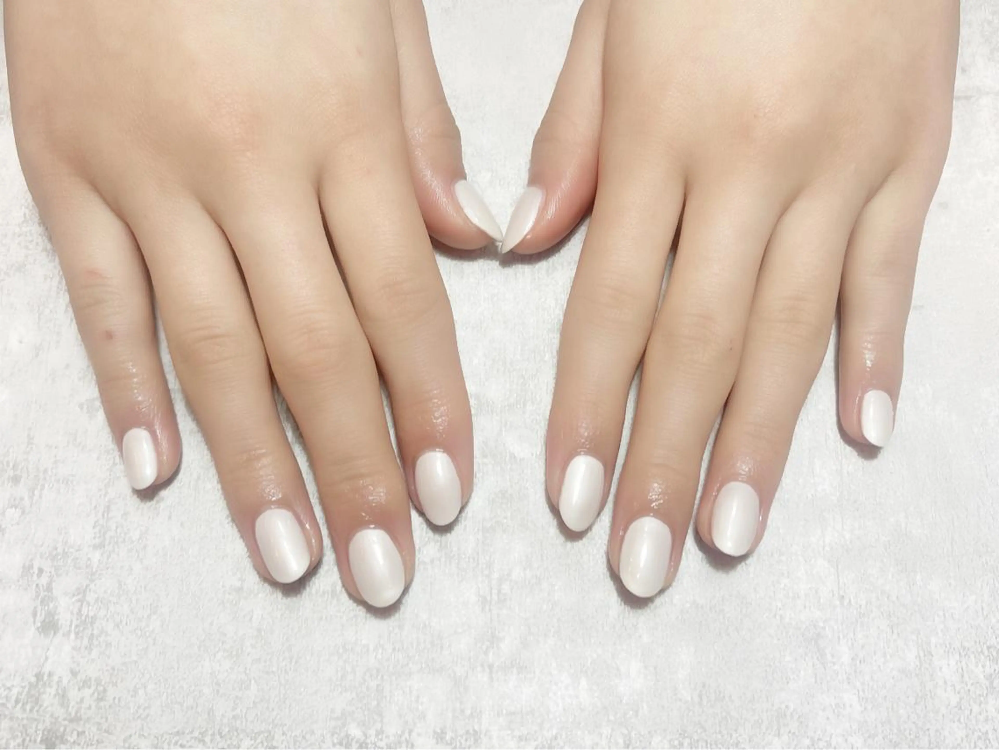 ネイル ワンカラーネイル ホワイト irono .のネイルデザイン