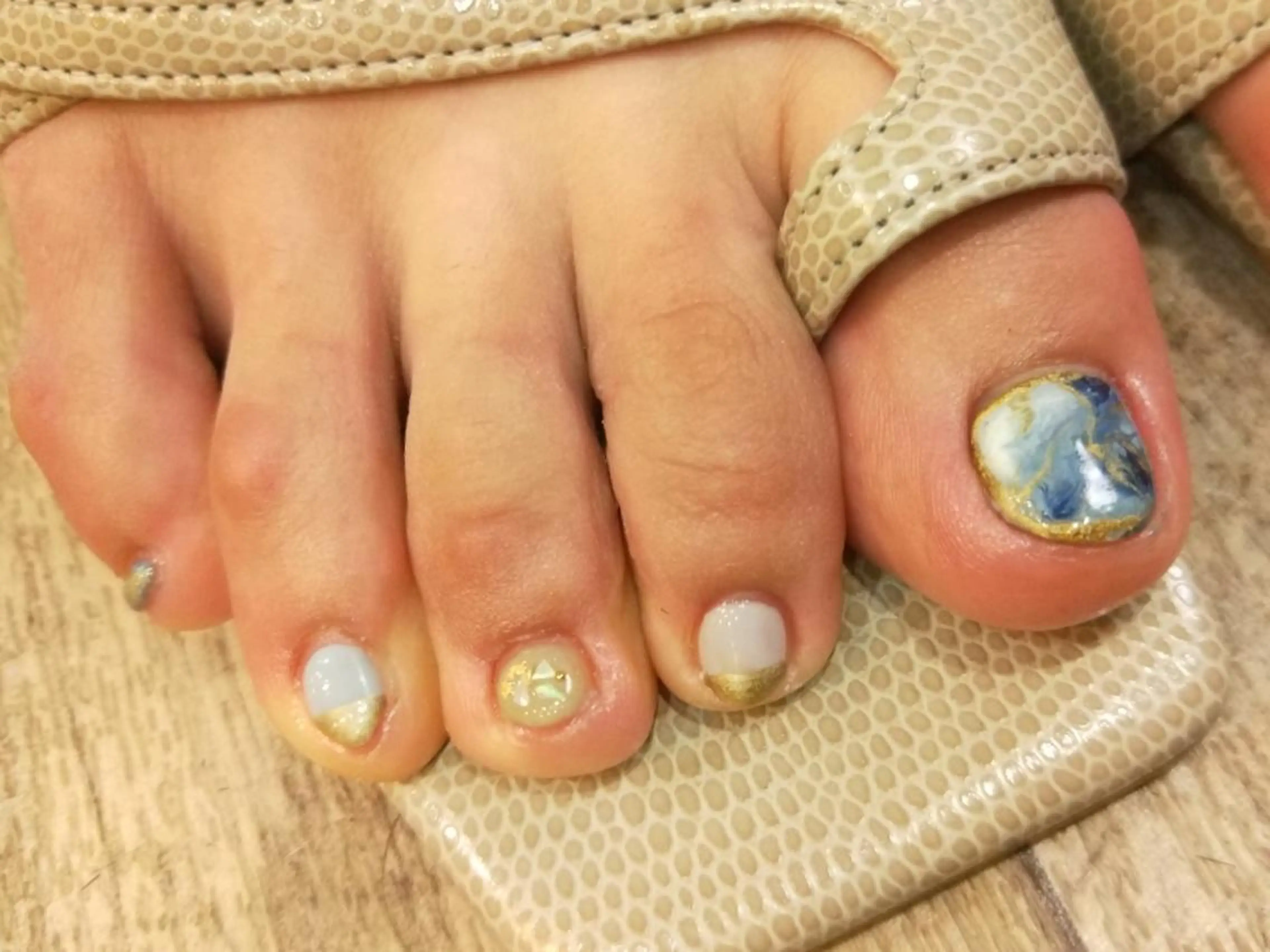 ネイル フットネイル R'well所属・はばすみれ🎀ﾈｲﾙ 光ﾌｪｲｼｬﾙ ﾍｱのネイルデザイン