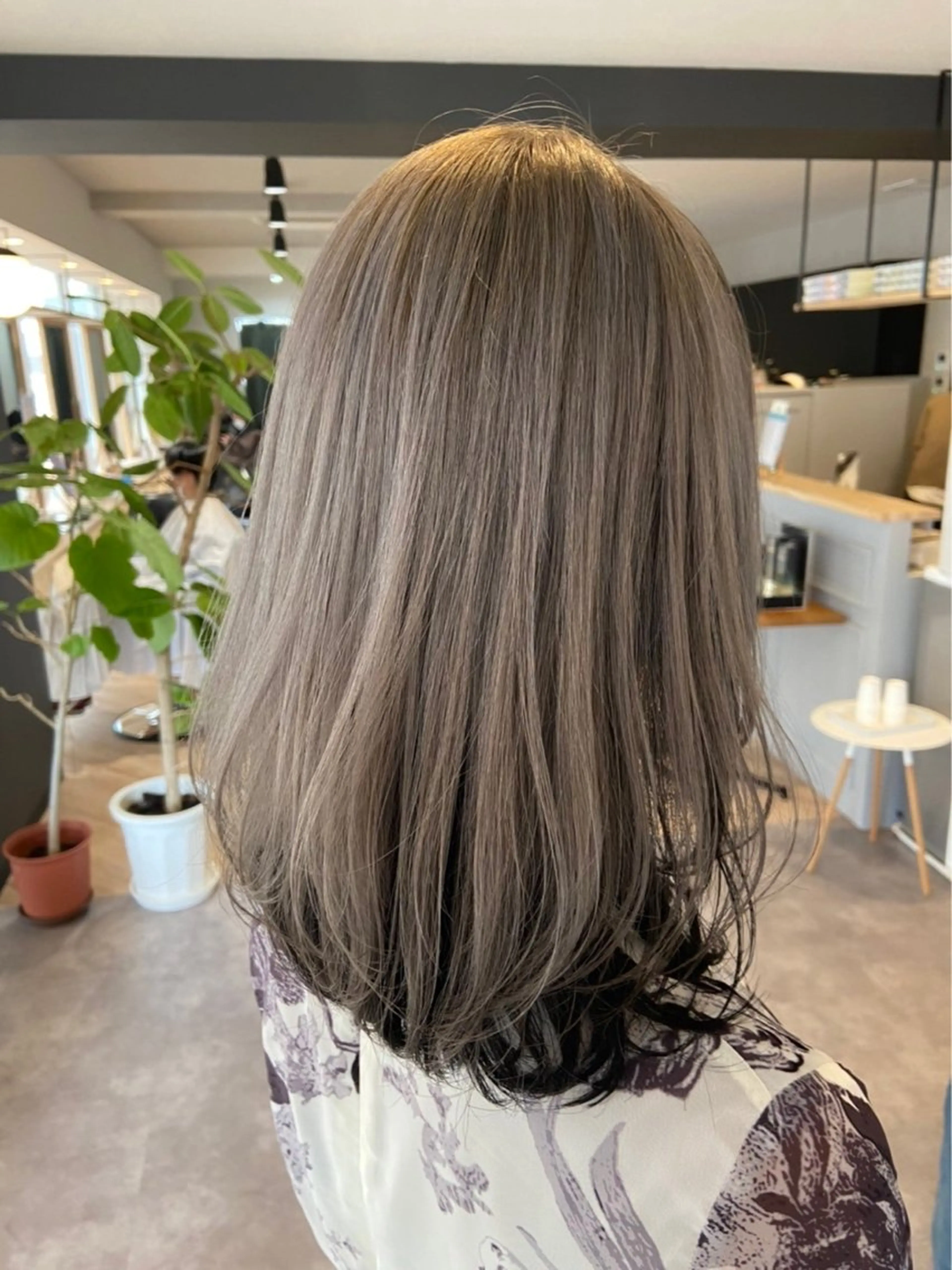 ミディアム カット ヘアカラー ELLE&SALLY 石野のヘアスタイル