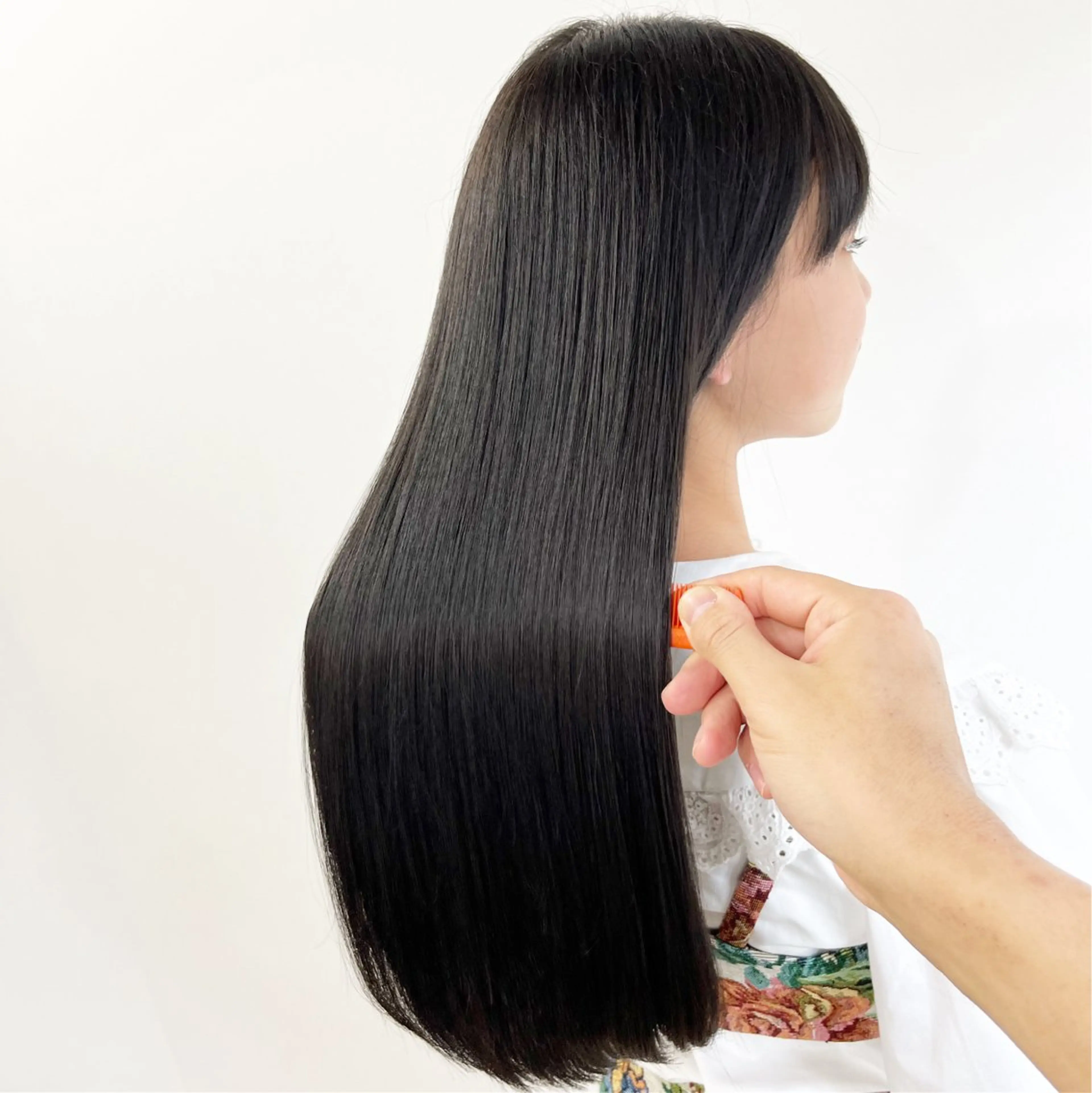 セミロング カラー パーマ ヘアアレンジ メンズ キッズ ネイル マツエク・マツパ アイブロウ メンズインナーカラー メンズ韓国風 黒髪 ブルーカラー ブルーブラック カット ヘアカラー トリートメント 武田涼レイヤーカット 髪質改善×縮毛矯正のヘアスタイル