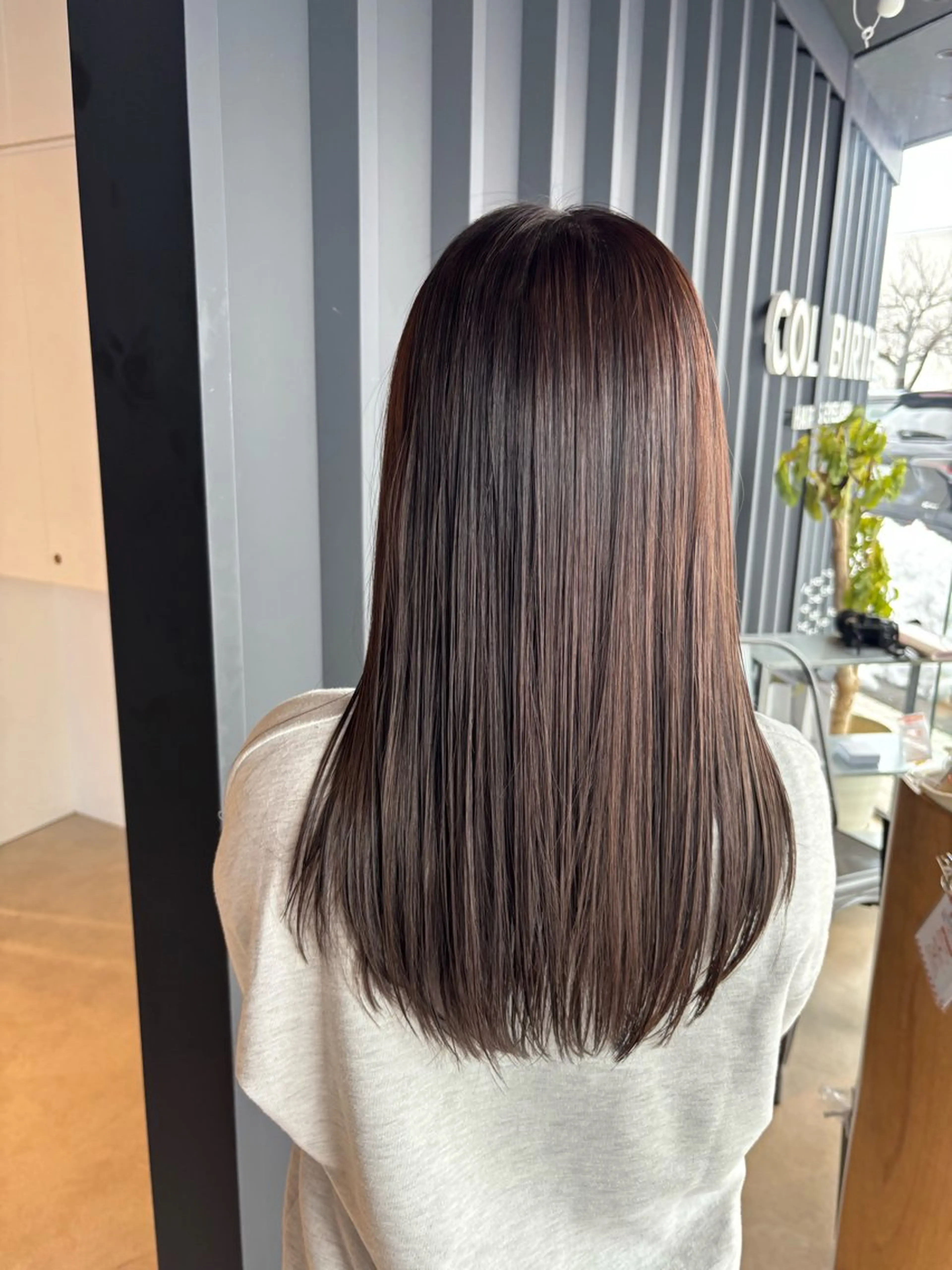 ミディアム カット ヘアカラー マエダ ショウゴのヘアスタイル