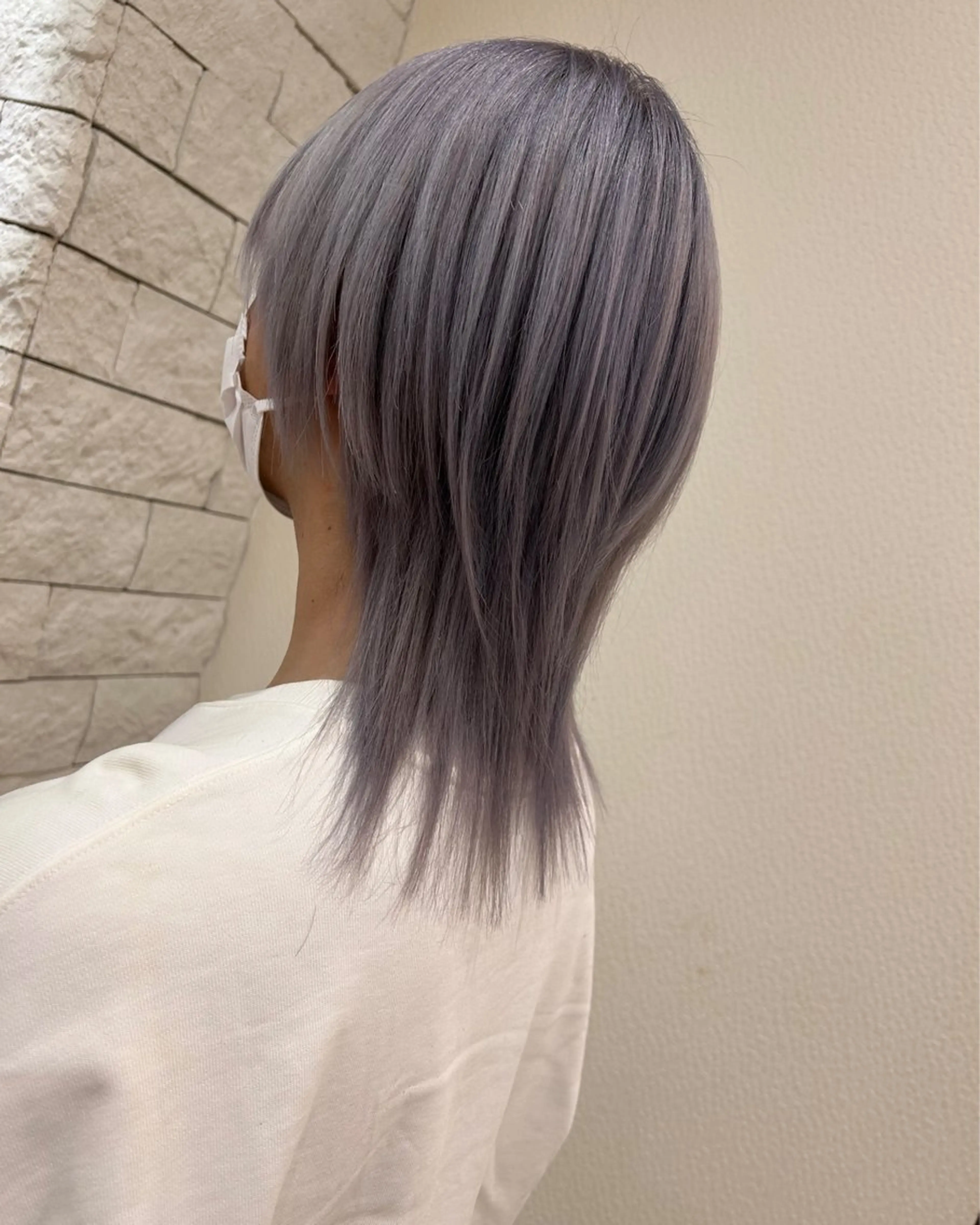 セミロング カラー ヘアアレンジ ハイトーンカラー シルバー ホワイトシルバー カット ヘアカラー 今村公介 ブリーチ特化、派手髪のヘアスタイル