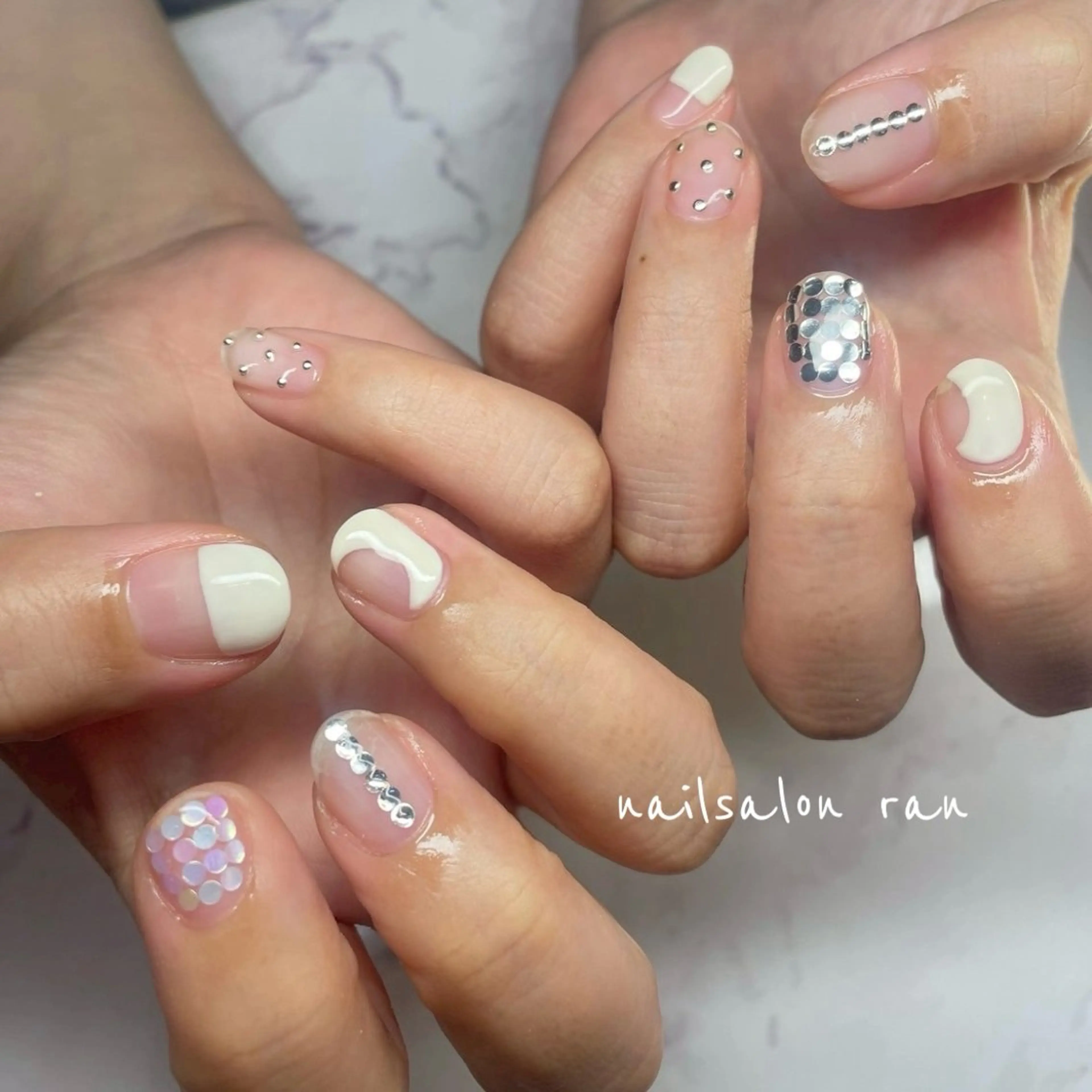 ネイル キラキラネイル ニュアンスネイル シルバー ホワイト ハンドネイル ハンドケア nailsalon ranのネイルデザイン