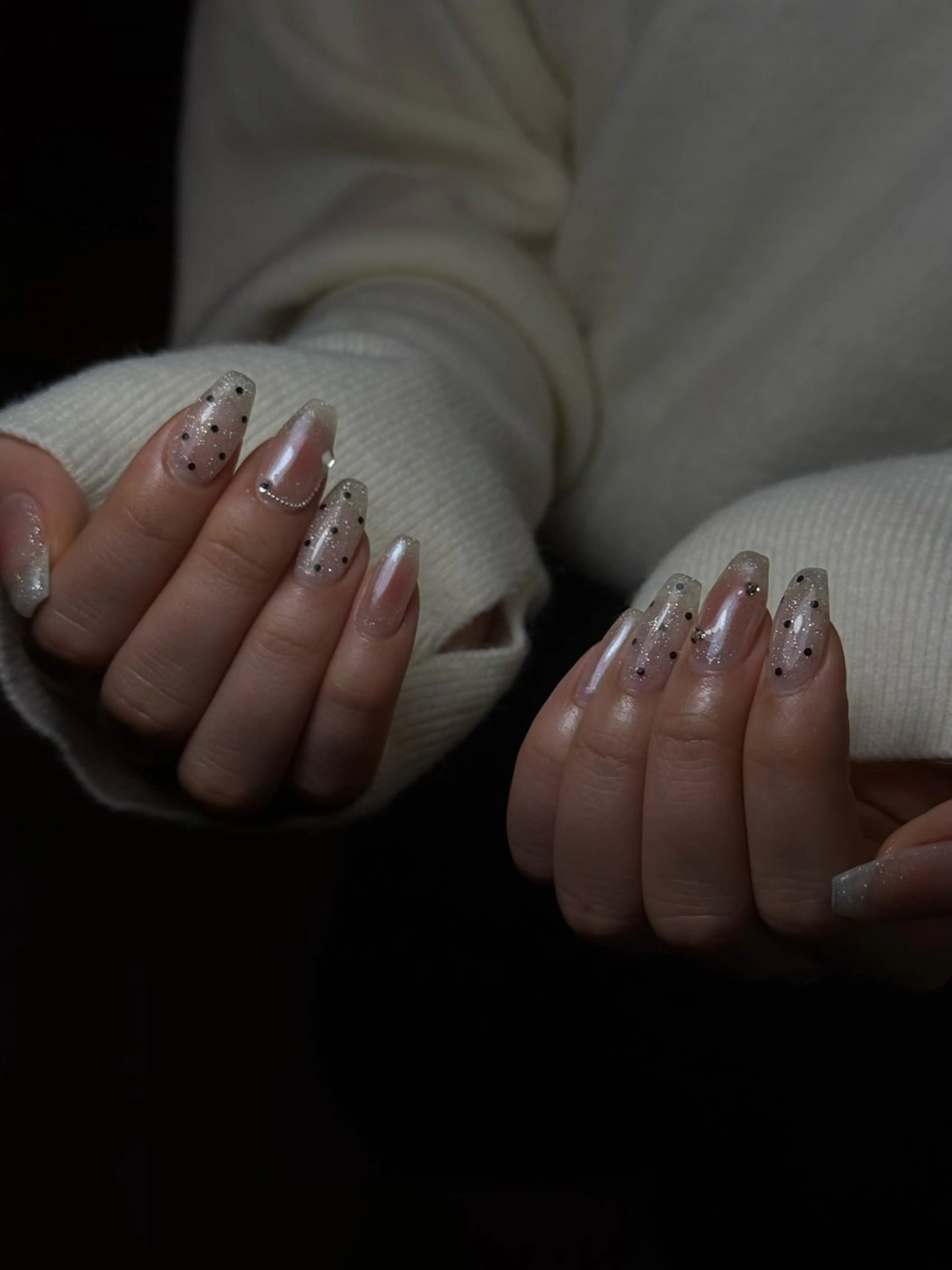 ネイル チークネイル ドット ハンドネイル 向井 日花里のネイルデザイン