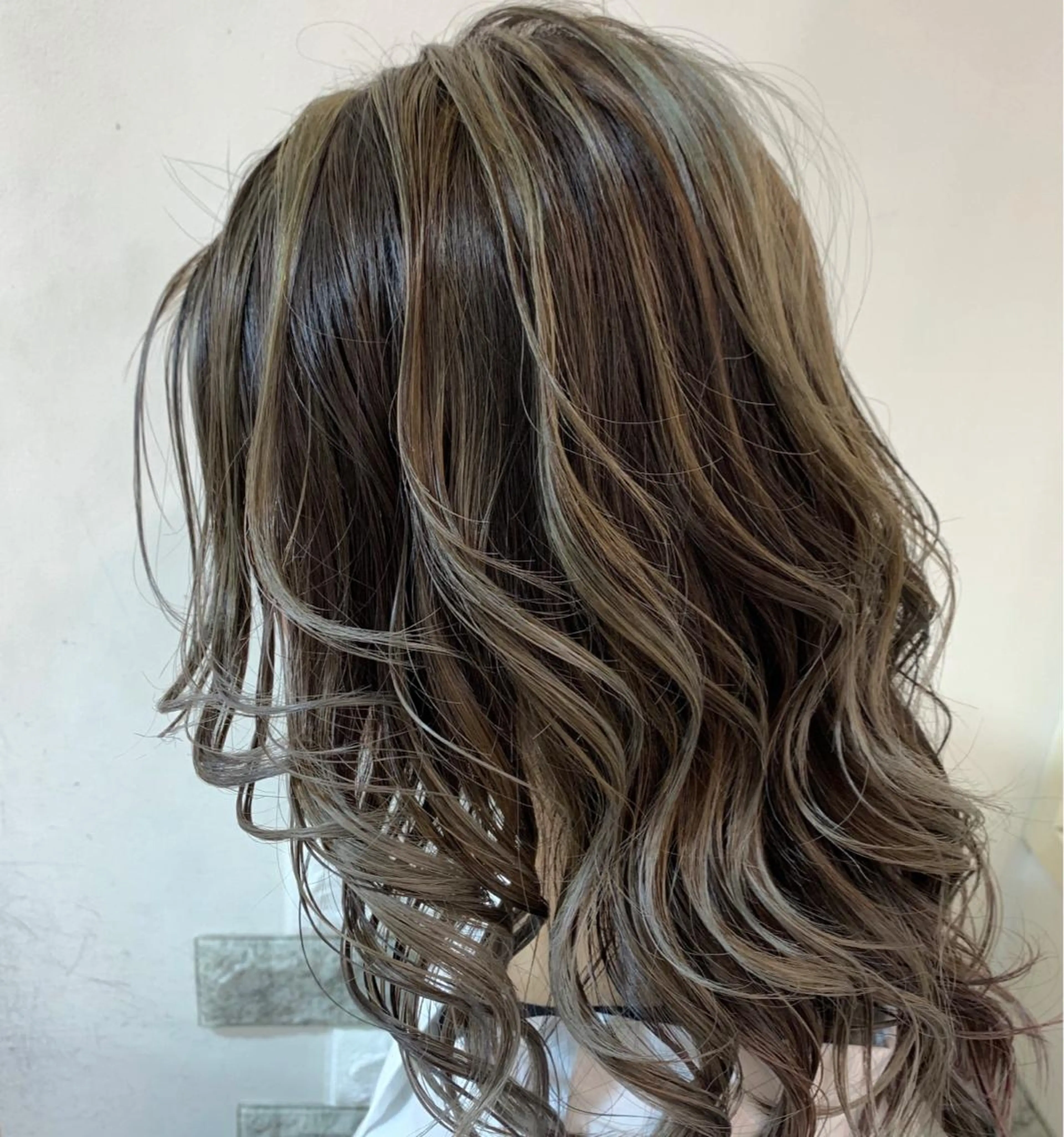 ミディアム ハイライト レイヤーカット mimiiy梅田 中崎町ハイトーンのヘアスタイル