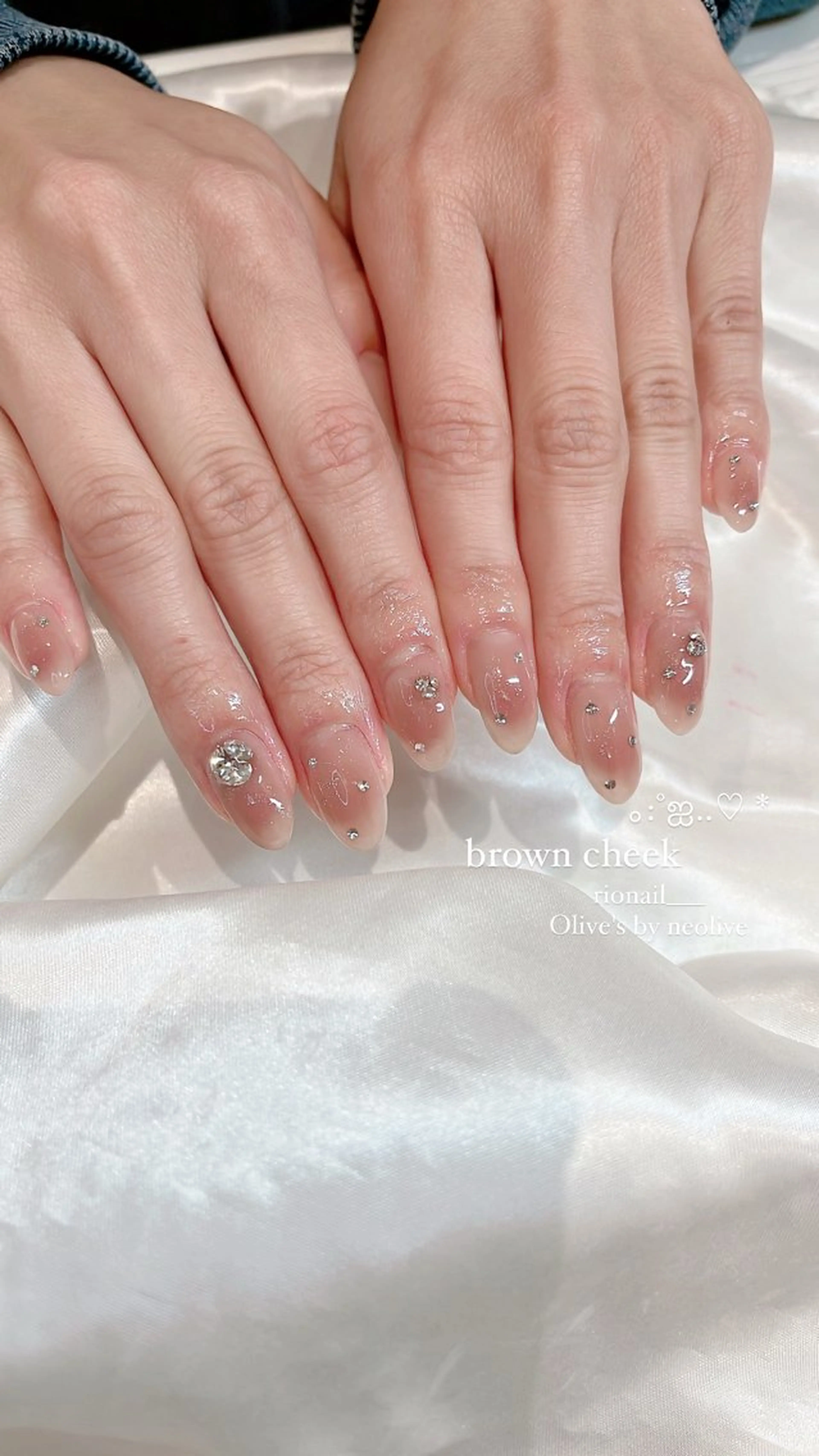 ネイル ブラウン チークネイル ハンドネイル 𝘙𝘪𝘰𝘯𝘢 ...🕯🤍のネイルデザイン