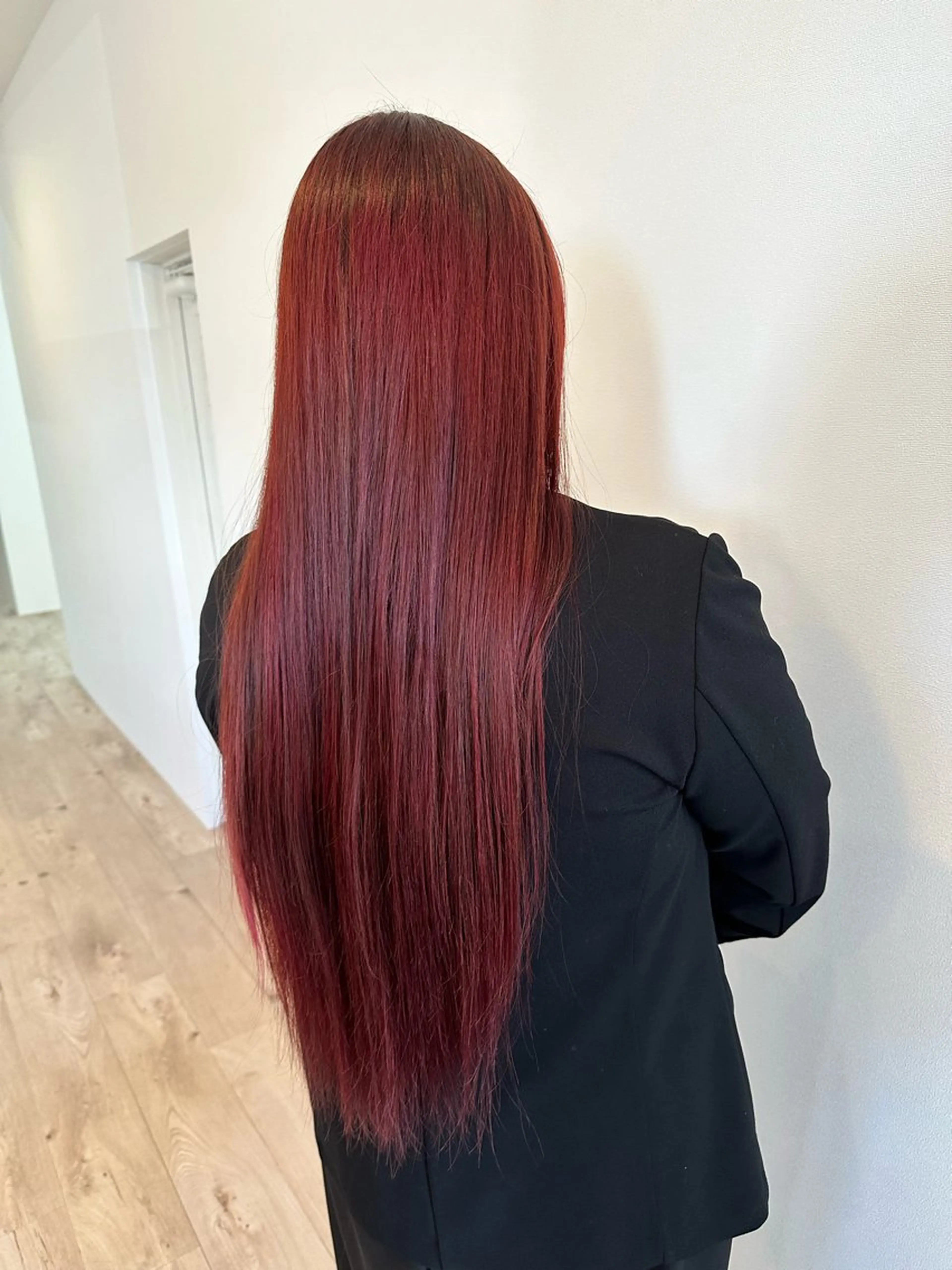 ロング カラー レッドカラー 都築 優菜のヘアスタイル