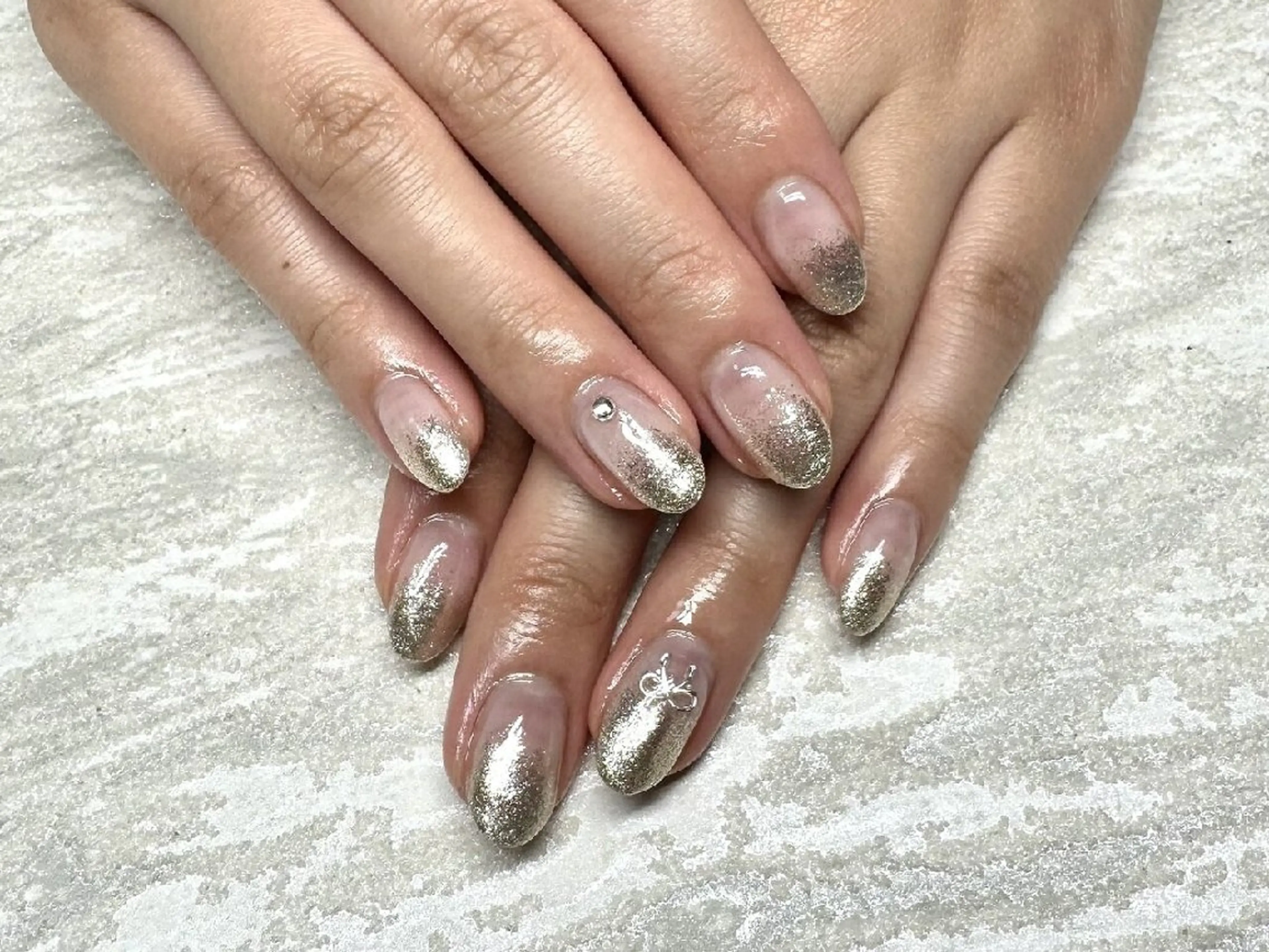 ネイル ゴールド キラキラネイル ラメ(グリッター) リボン 夏ネイル JULIE NAILのネイルデザイン