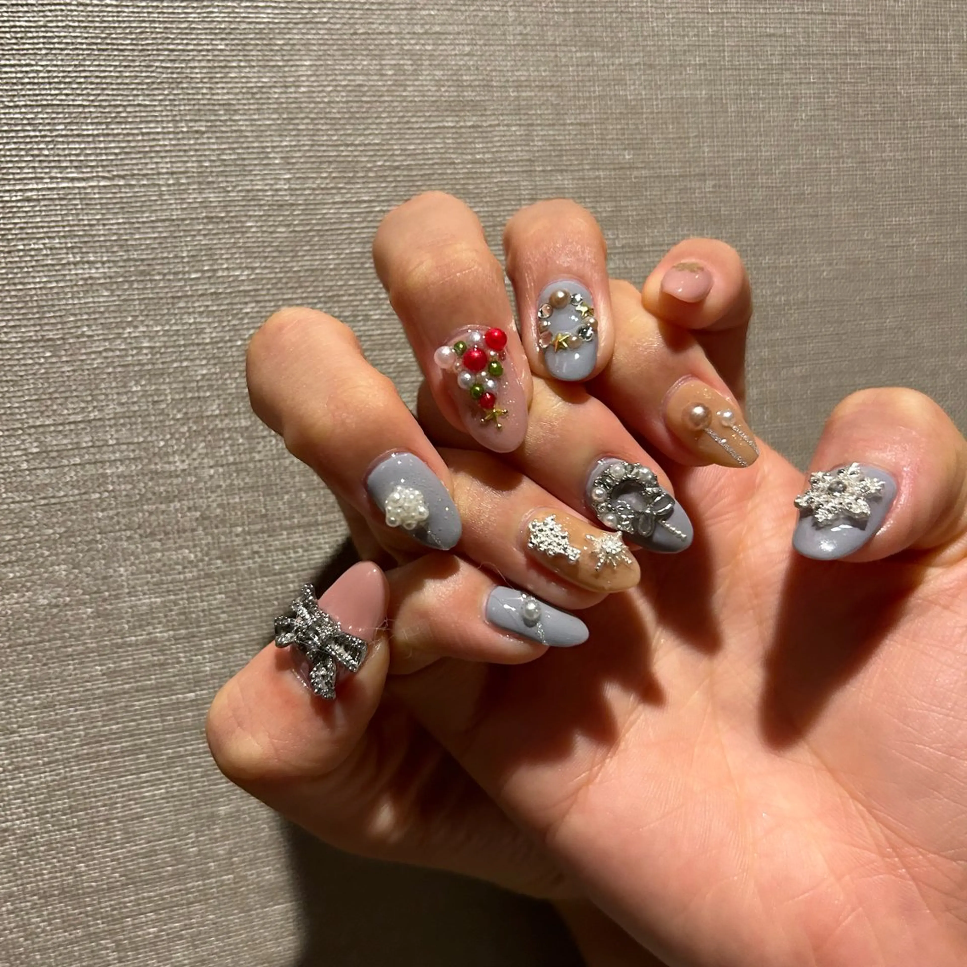 ネイル キラキラネイル 冬ネイル クリスマス ハンドネイル ere beauty yukiのネイルデザイン