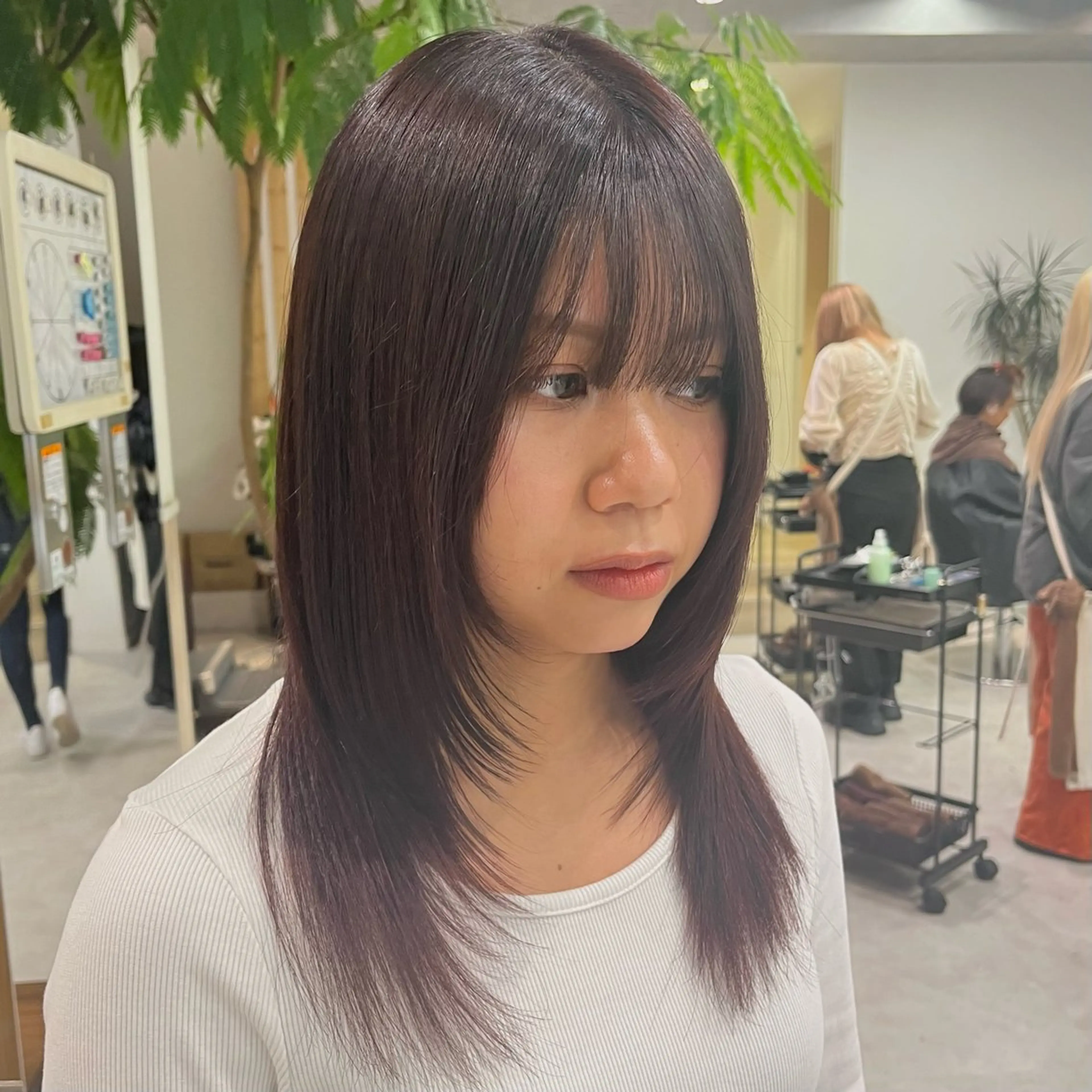 セミロング カット ヘアカラー omocha umiのヘアスタイル