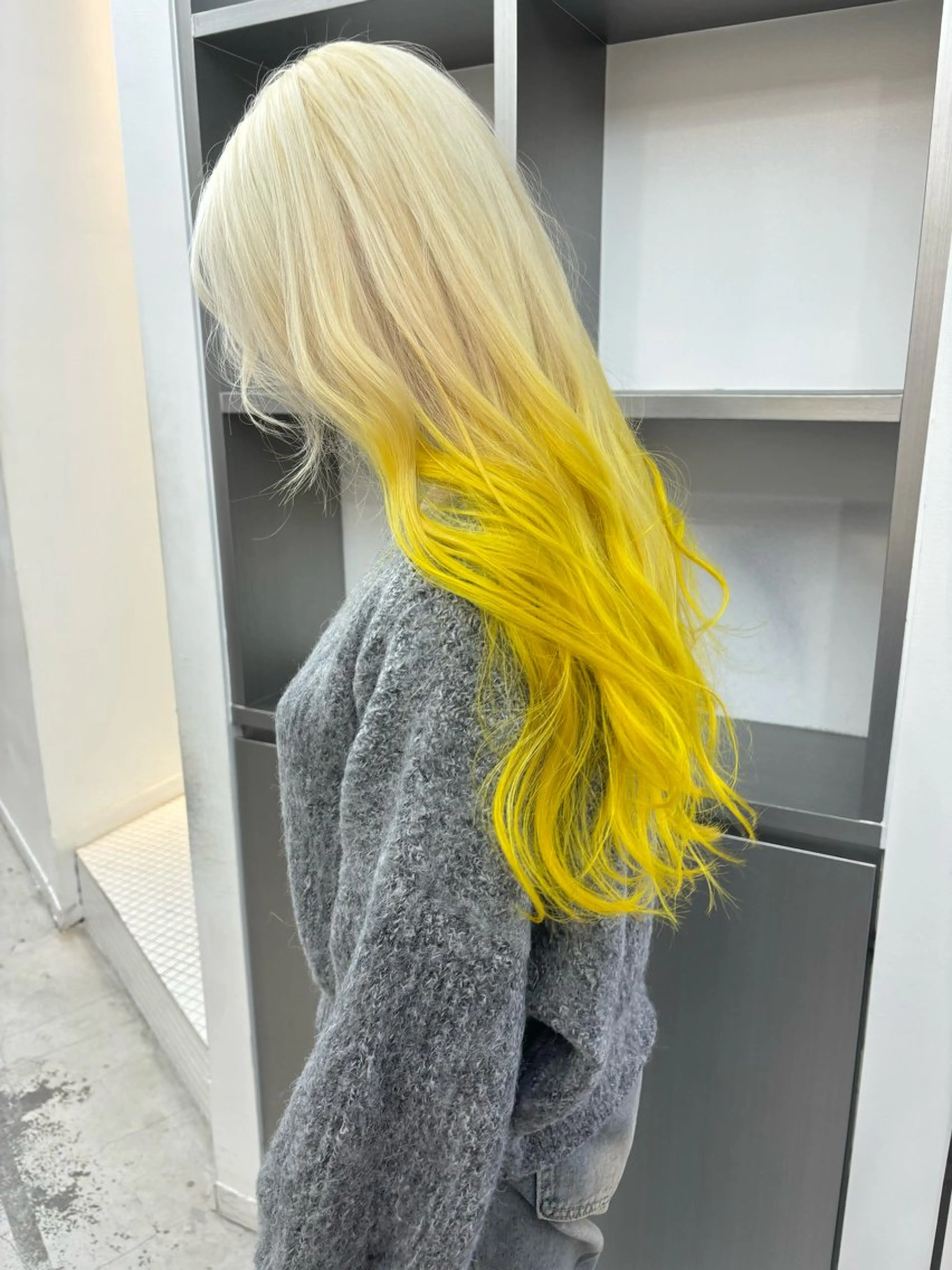セミロング カラー ヘアアレンジ ベージュカラー 抜きっぱなしブロンド ブロンド グラデーションカラー ラベンダーカラー ヘアカラー トリートメント 🎨ハイトーン/ 切りっぱなし みつきのヘアスタイル