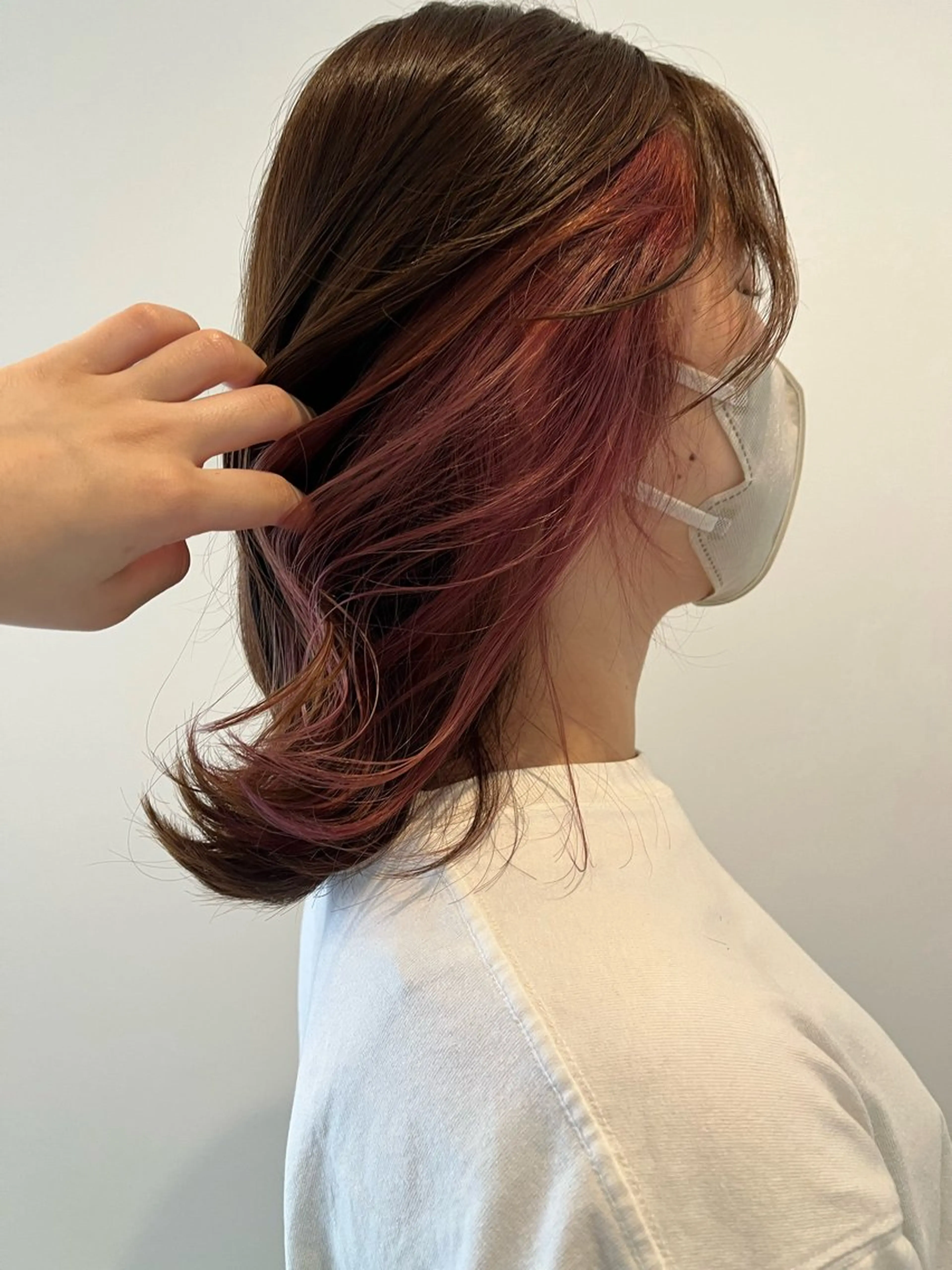 ミディアム カラー イヤリングカラー ピンクカラー ヘアカラー 黒川 綾音のヘアスタイル