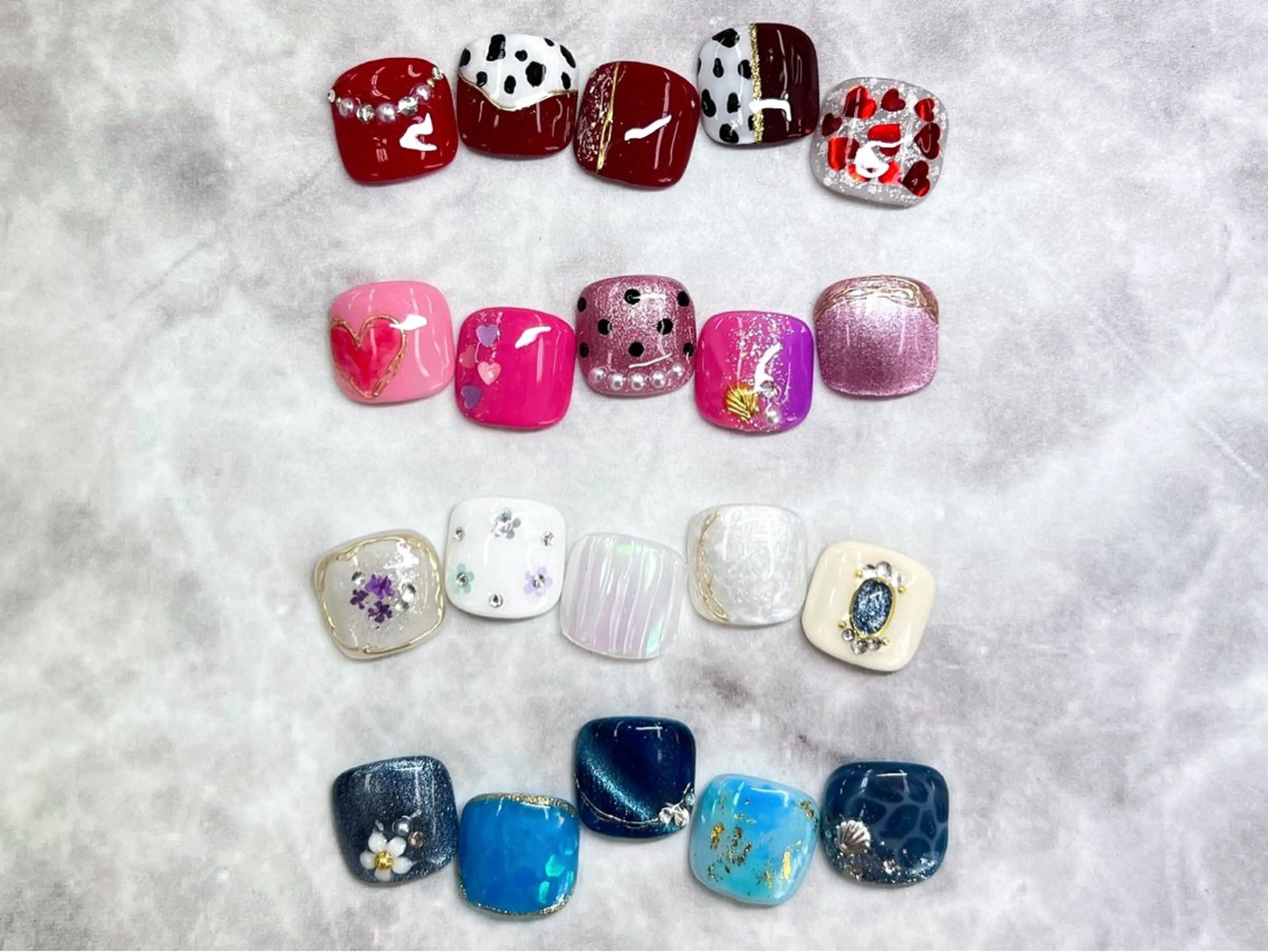 【オフなし】親指アート付き🦶🏻選べる2色🎨フットネイル💅可愛いデザイン多数✨の写真