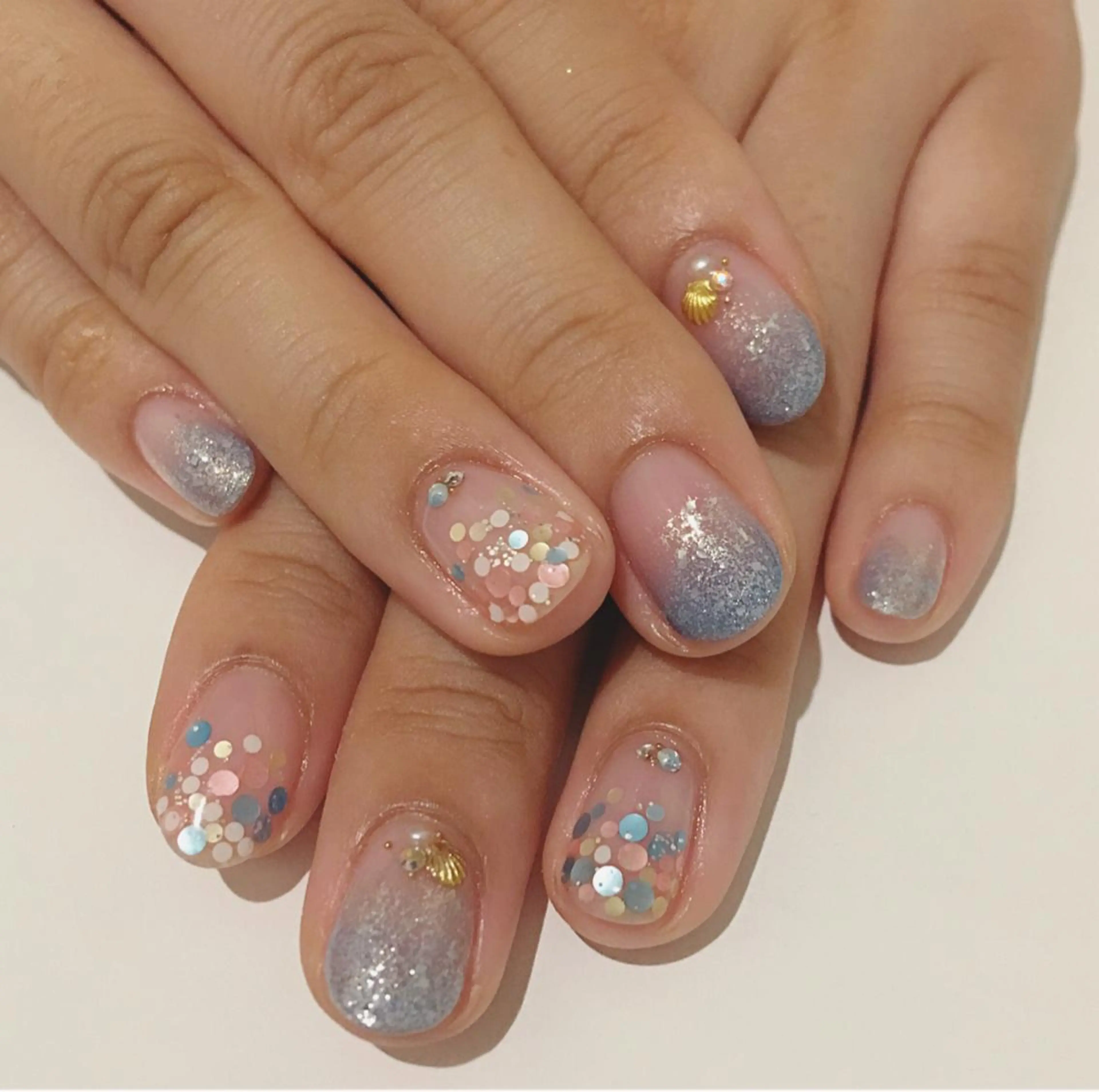 ネイル ブルー ホログラムネイル ラメ(グリッター) THECOLORS所属・近貞 莉奈のネイルデザイン