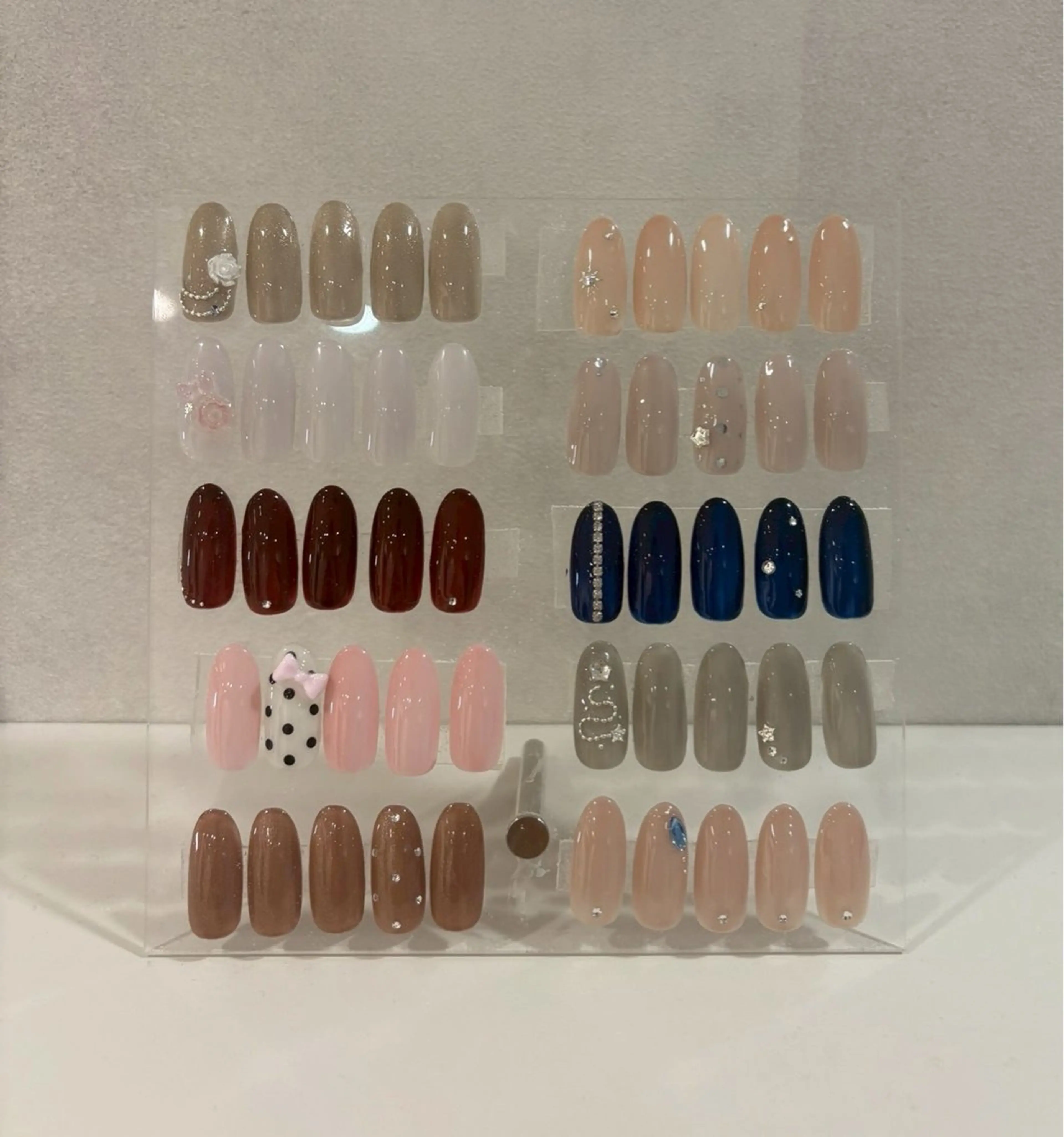 ネイル ハンドネイル 𝑟𝑖𝑠𝑎 🕯‎🤍のネイルデザイン