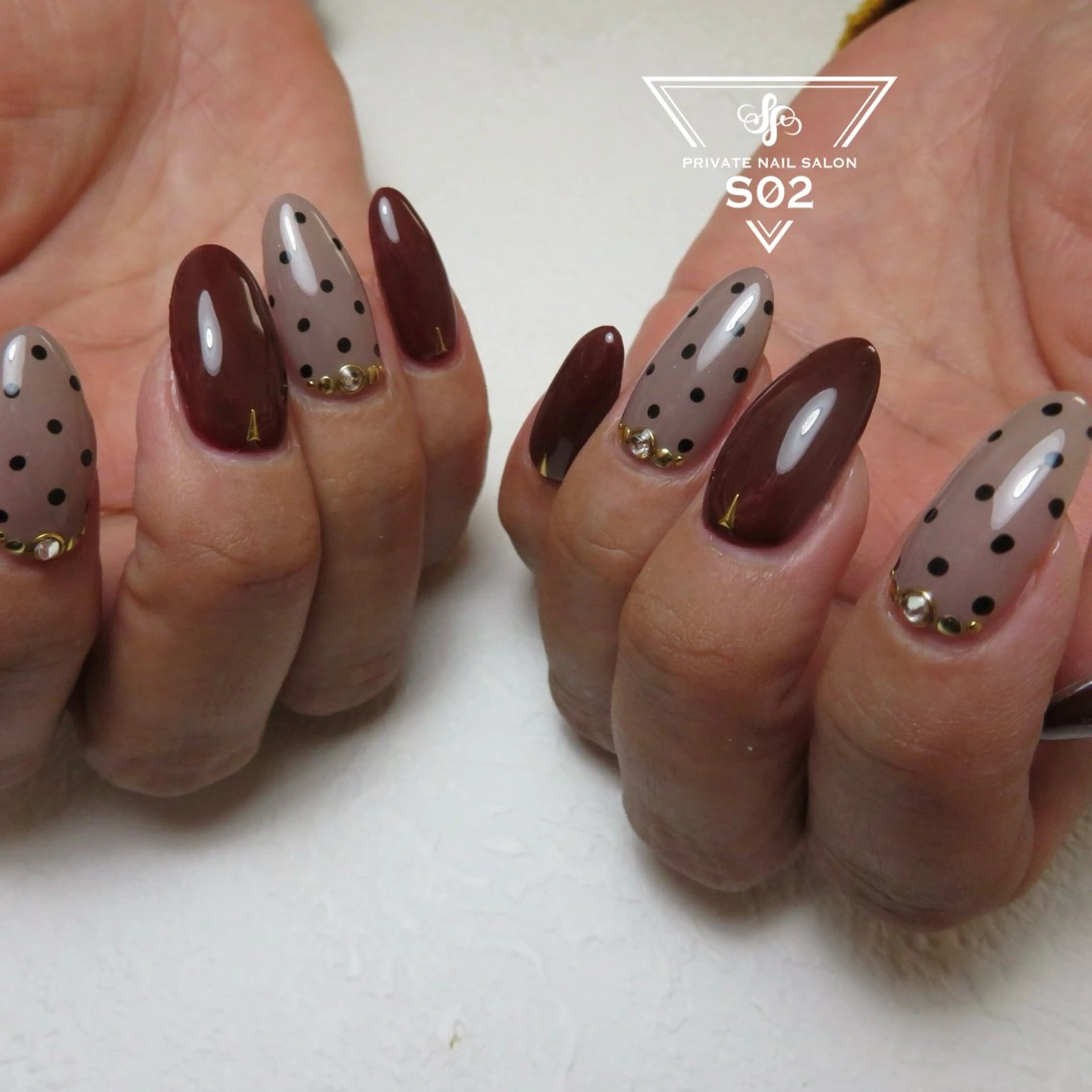 ネイル ボルドー ドット 持ち込み S02 𝙲𝚑𝚒𝚎のネイルデザイン