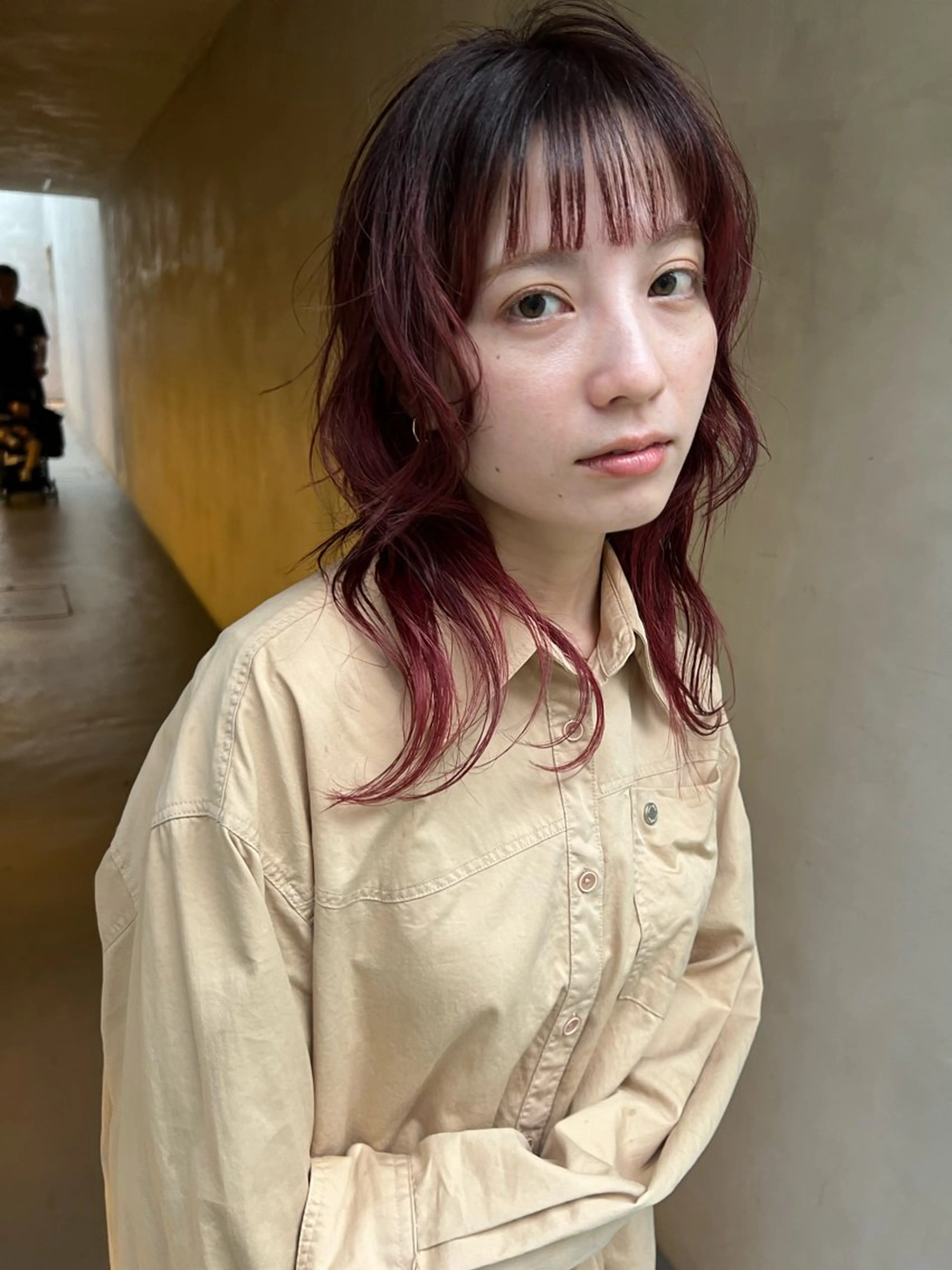 ミディアム カラー レッドカラー レイヤーカット カット ヘアカラー トリートメント YUI ハイトーンカラーのヘアスタイル