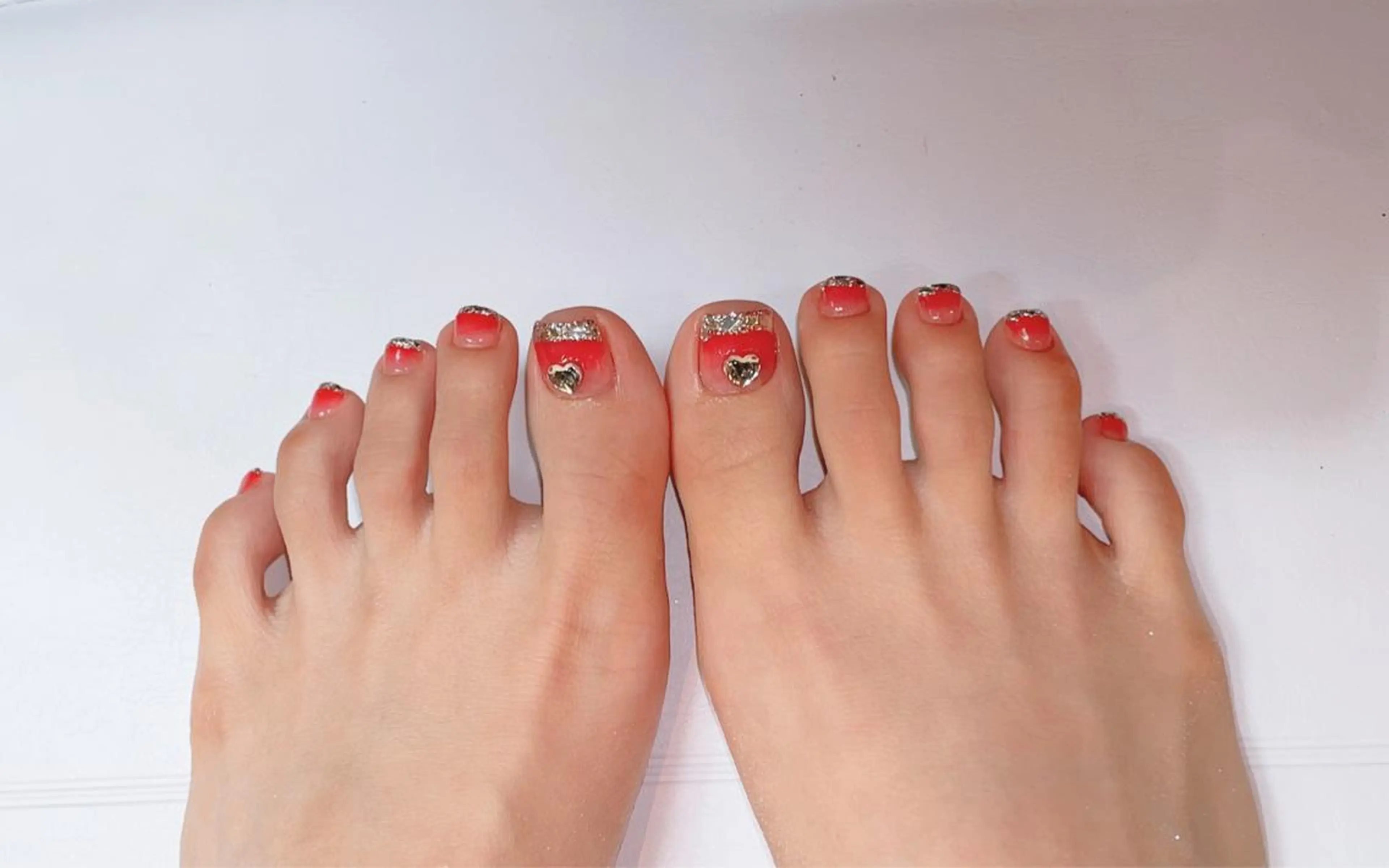 ネイル フットネイル VIERU 🌈🎀💖のネイルデザイン