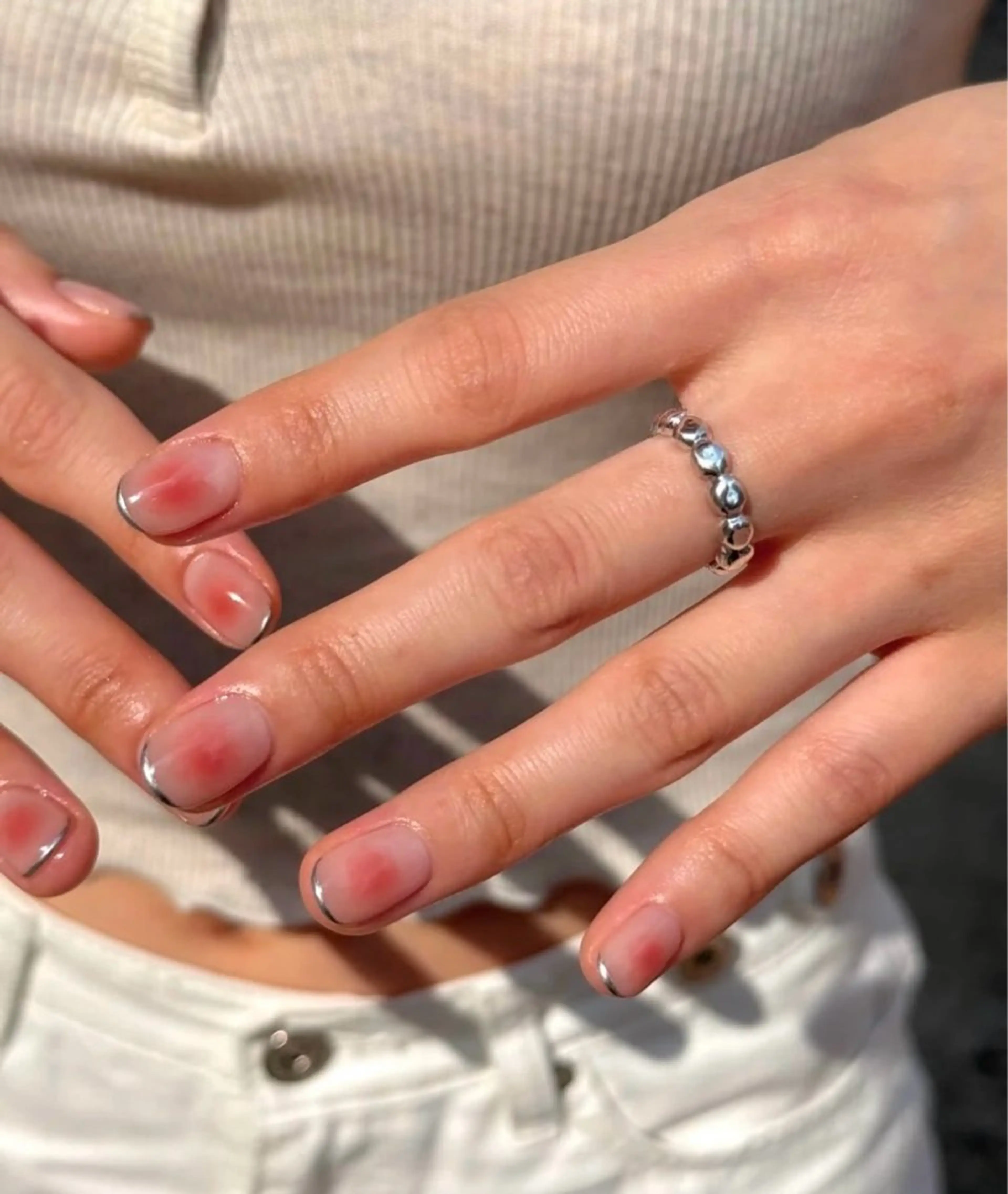 ネイル ニュアンスネイル 赤色 シルバー NutNut 原宿/北参道【ナットナット】所属・清水 夏澪のネイルデザイン