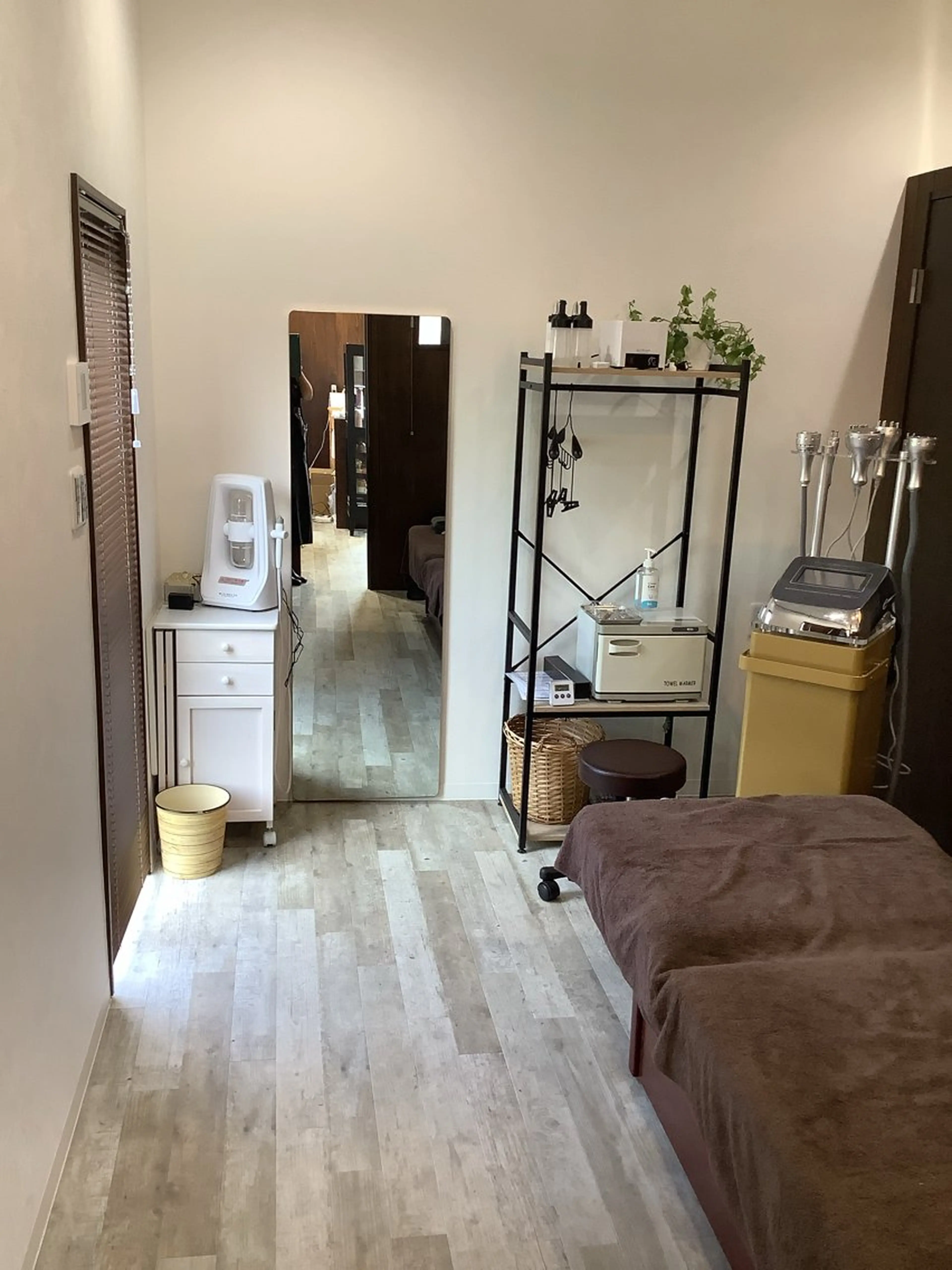 セルフエステ　1ヶ月　１回40分　4400円　　ラジオ波、キャビテーションで痩せやすい体に　気になる部分にアプローチの写真