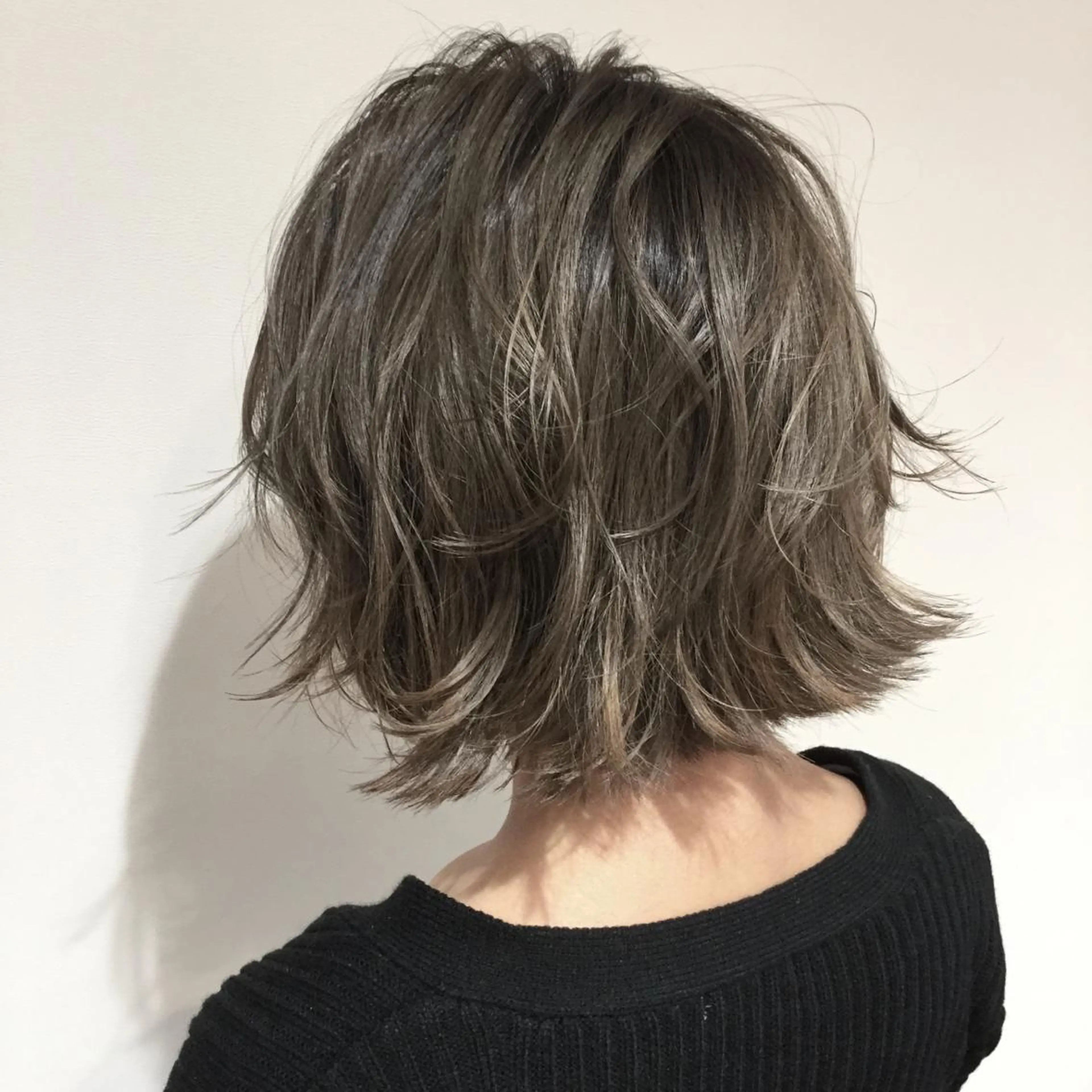 ショート カラー アッシュ アッシュグレー アッシュグレージュ バレイヤージュ ベージュカラー AMI Hair  supply所属・髪質改善カラー 韓国風レイヤーのヘアスタイル