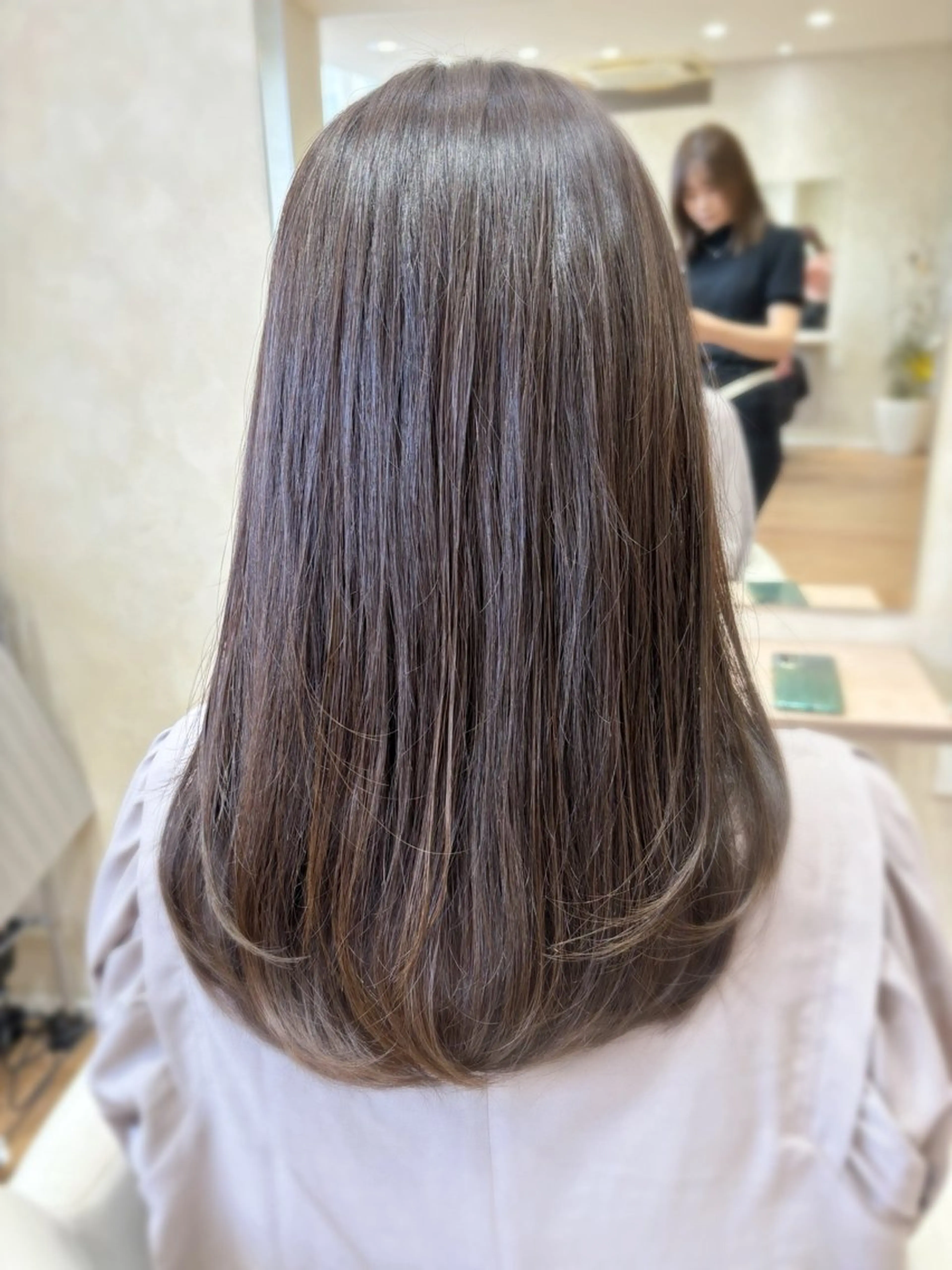 セミロング ラベンダーベージュ 服部 真希のヘアスタイル