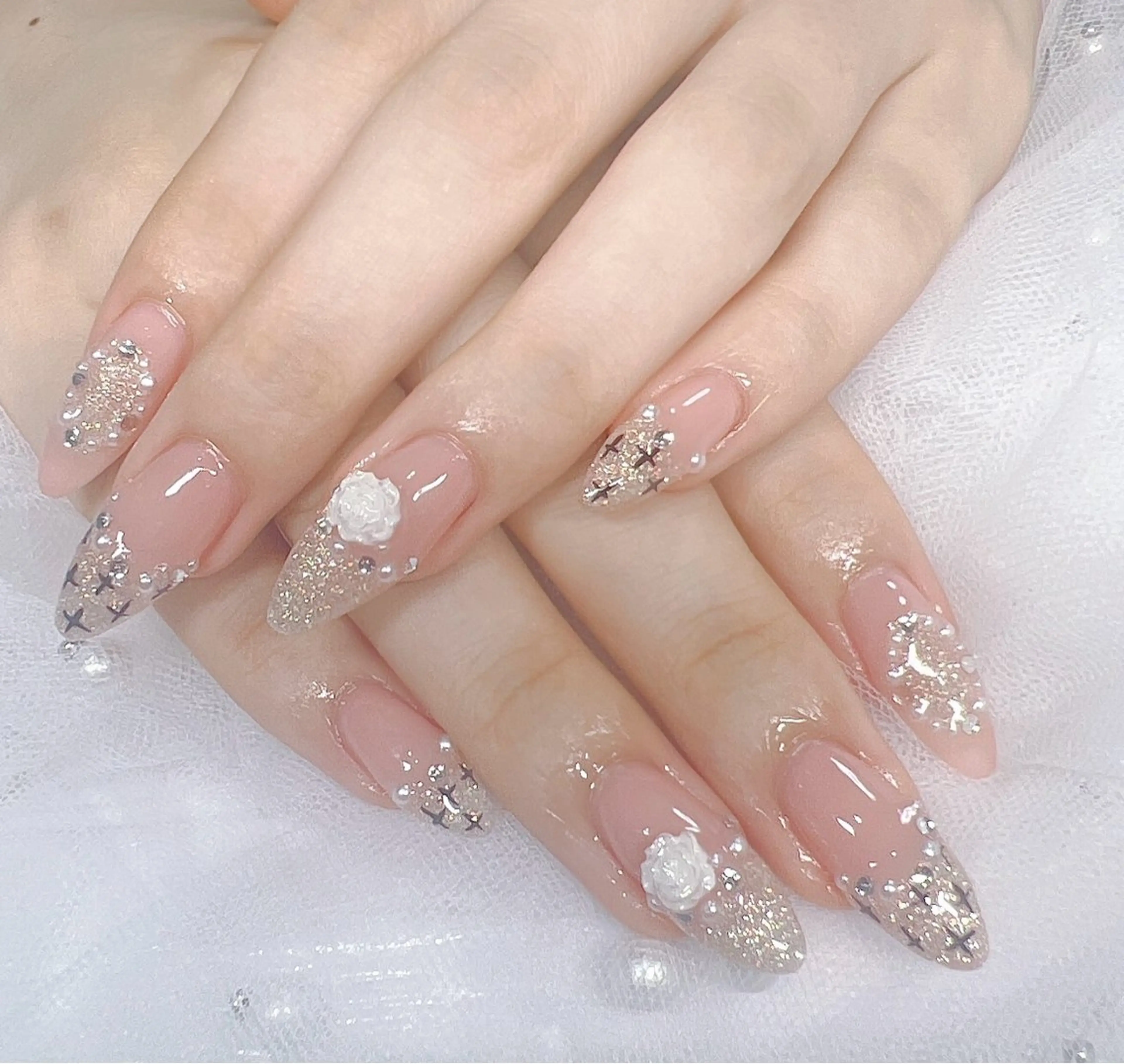 ケア＋チップ+キラキラのフレンチ＋パ-シの写真