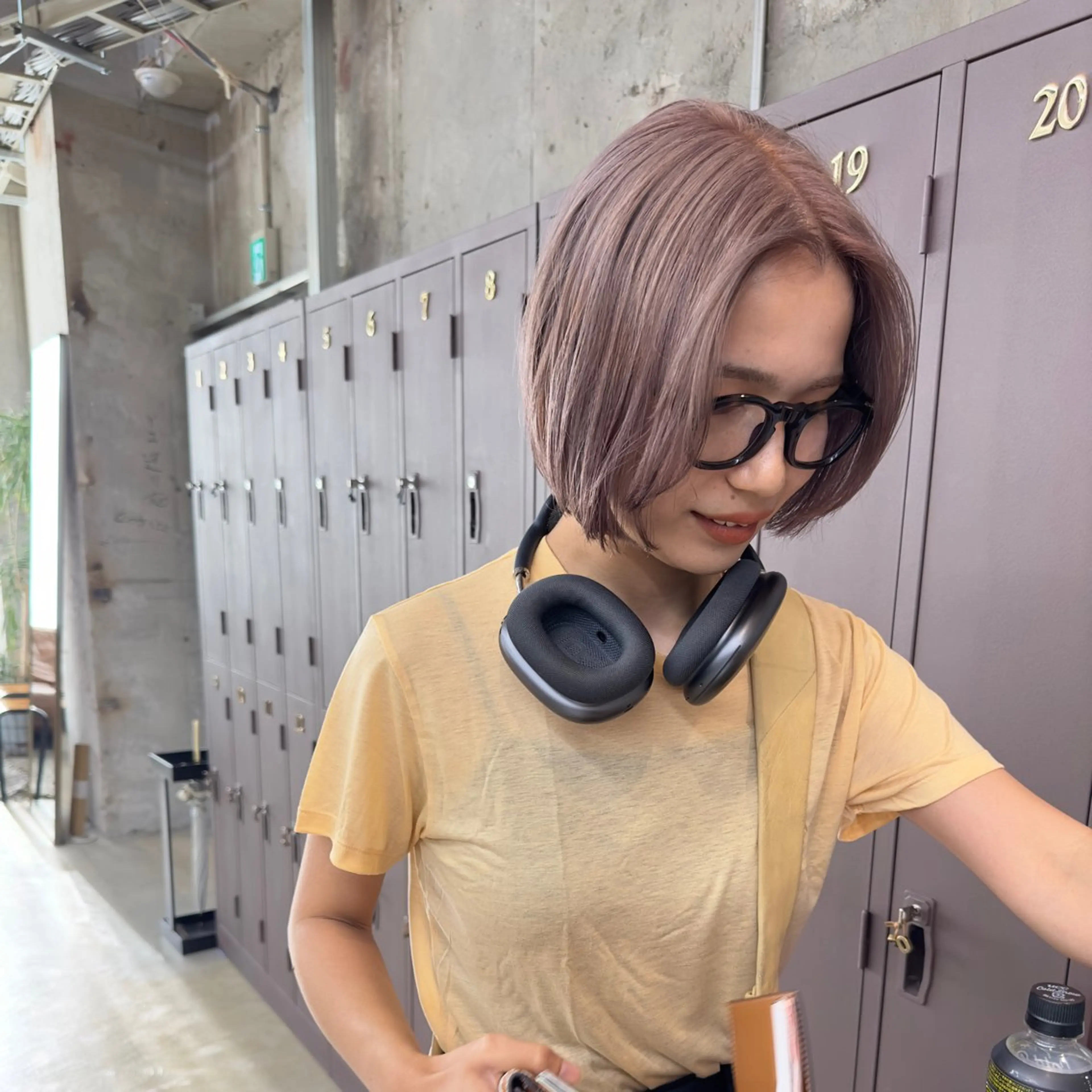 ミディアム カラー ベージュカラー ブリーチ ダブルカラー ハイトーンカラー ハイトーンベージュ カット ヘアカラー トリートメント 岡本康平/ボブ /ブリーチ/レイヤーのヘアスタイル