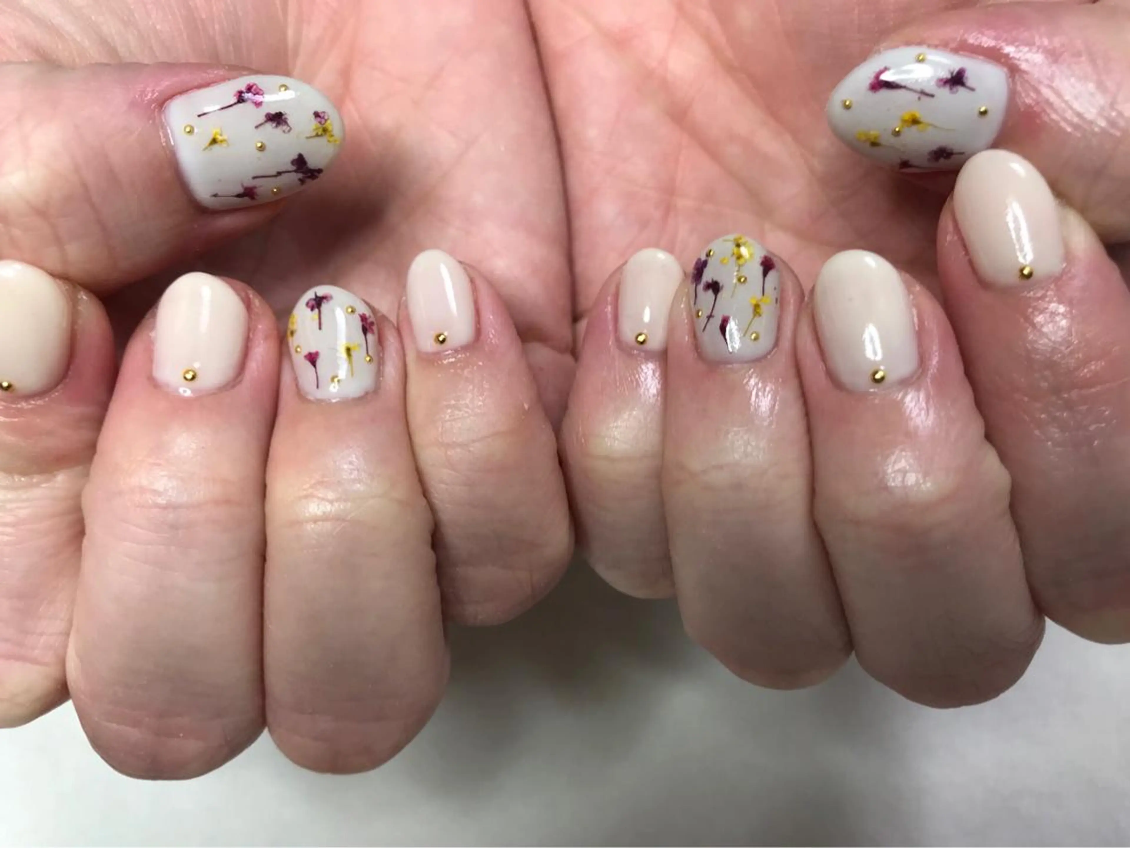 セミロング パーマ ネイル マツエク・マツパ フラワーネイル Sunny side nailのネイルデザイン