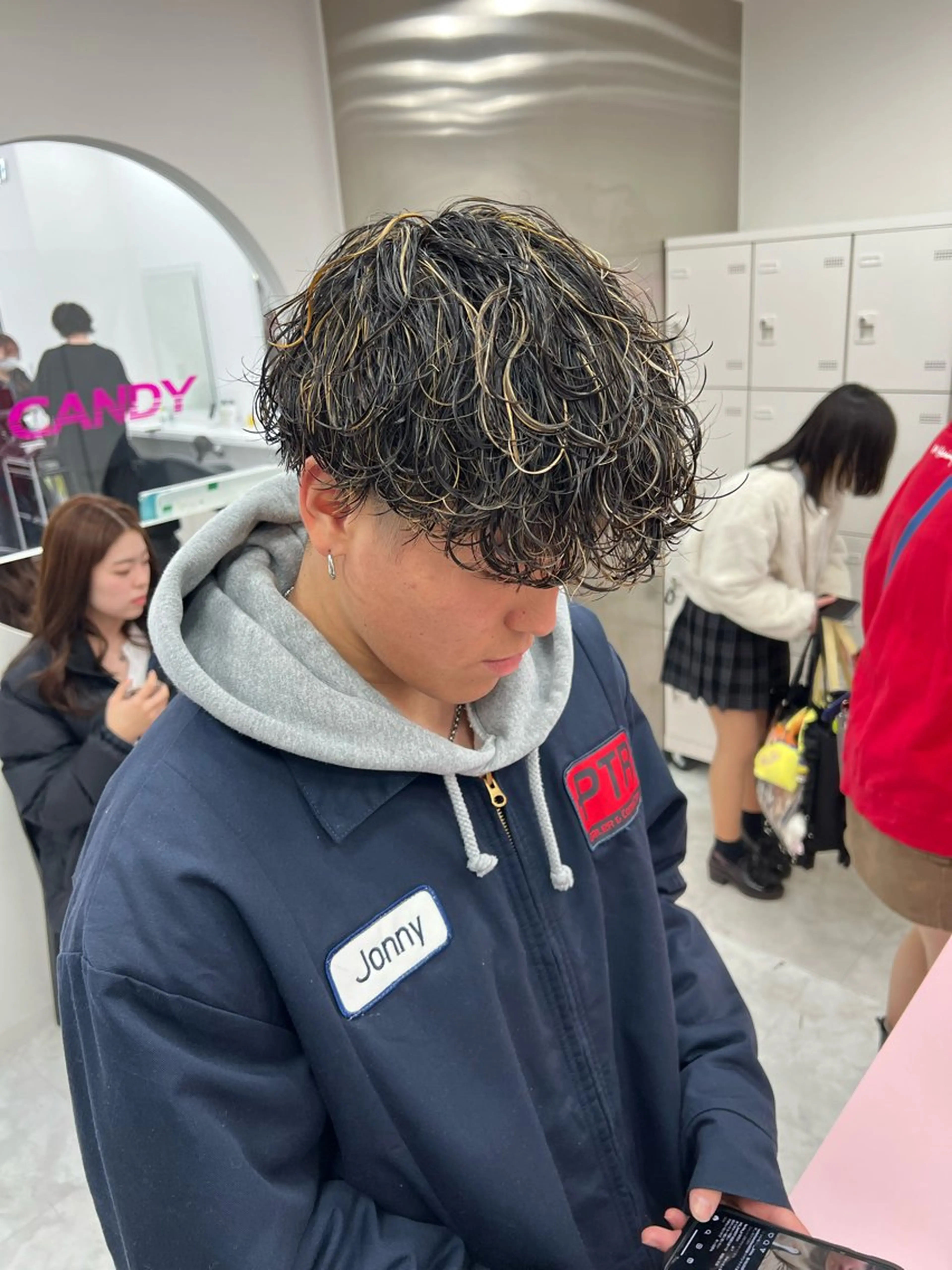 ミディアム パーマ メンズ ミディアムパーマ センターパート メンズ韓国風 韓国マッシュ マッシュウルフ ヘアカラー トリートメント ヘッドスパ ヘアセット トレンド/レイヤー うる艶🪞CANDYのヘアスタイル