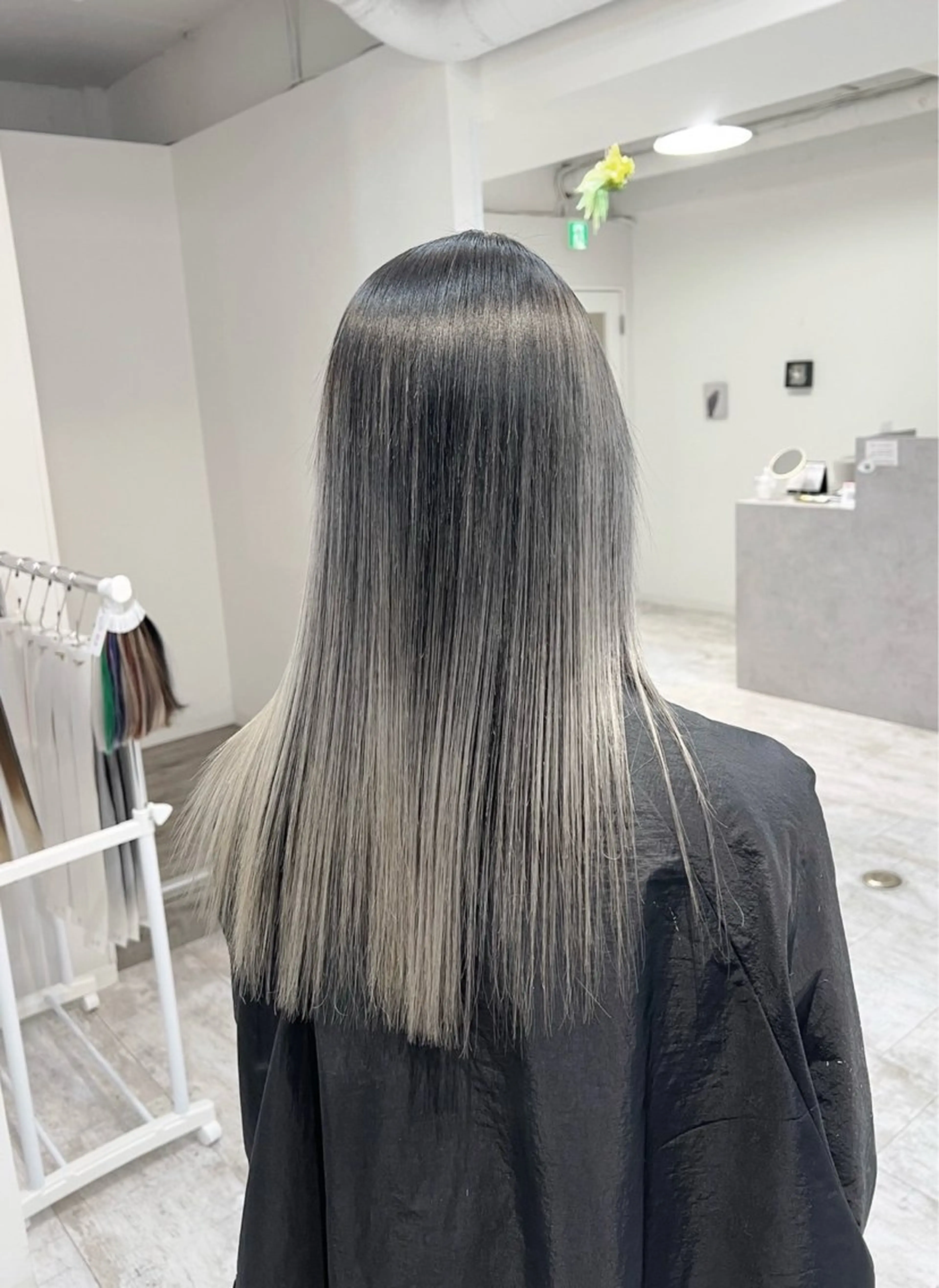 セミロング カラー バレイヤージュ シルバー ホワイトシルバー レイヤーカット ヘアカラー トリートメント ROBIN所属・指名数No.1 /NAOYAのヘアスタイル