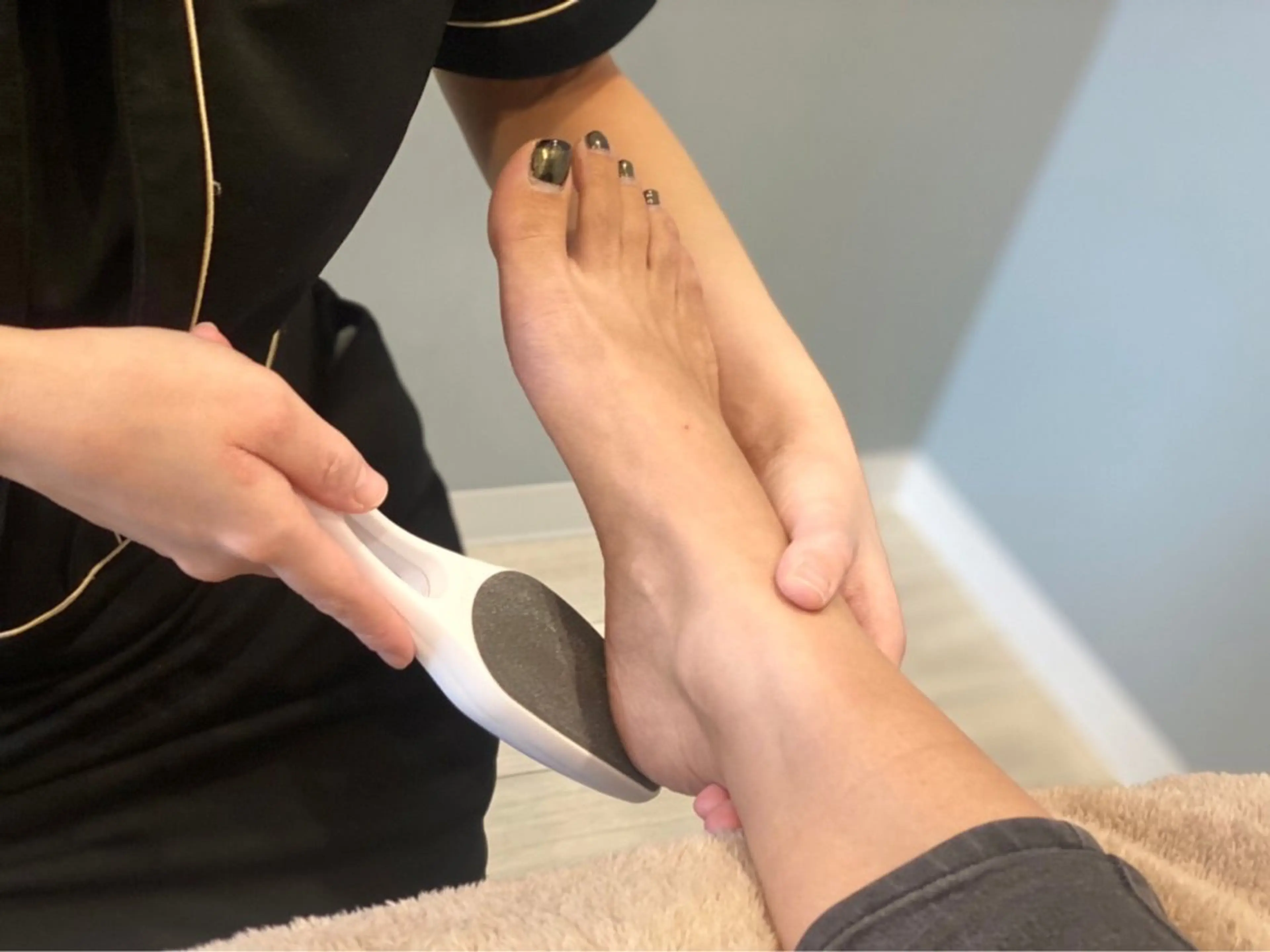 【足裏角質ケア】いつでも見せられる足に🦶✨ゆったりソファーでの施術🍀(ひび割れ/乾燥/角質/ザラつき等)の写真