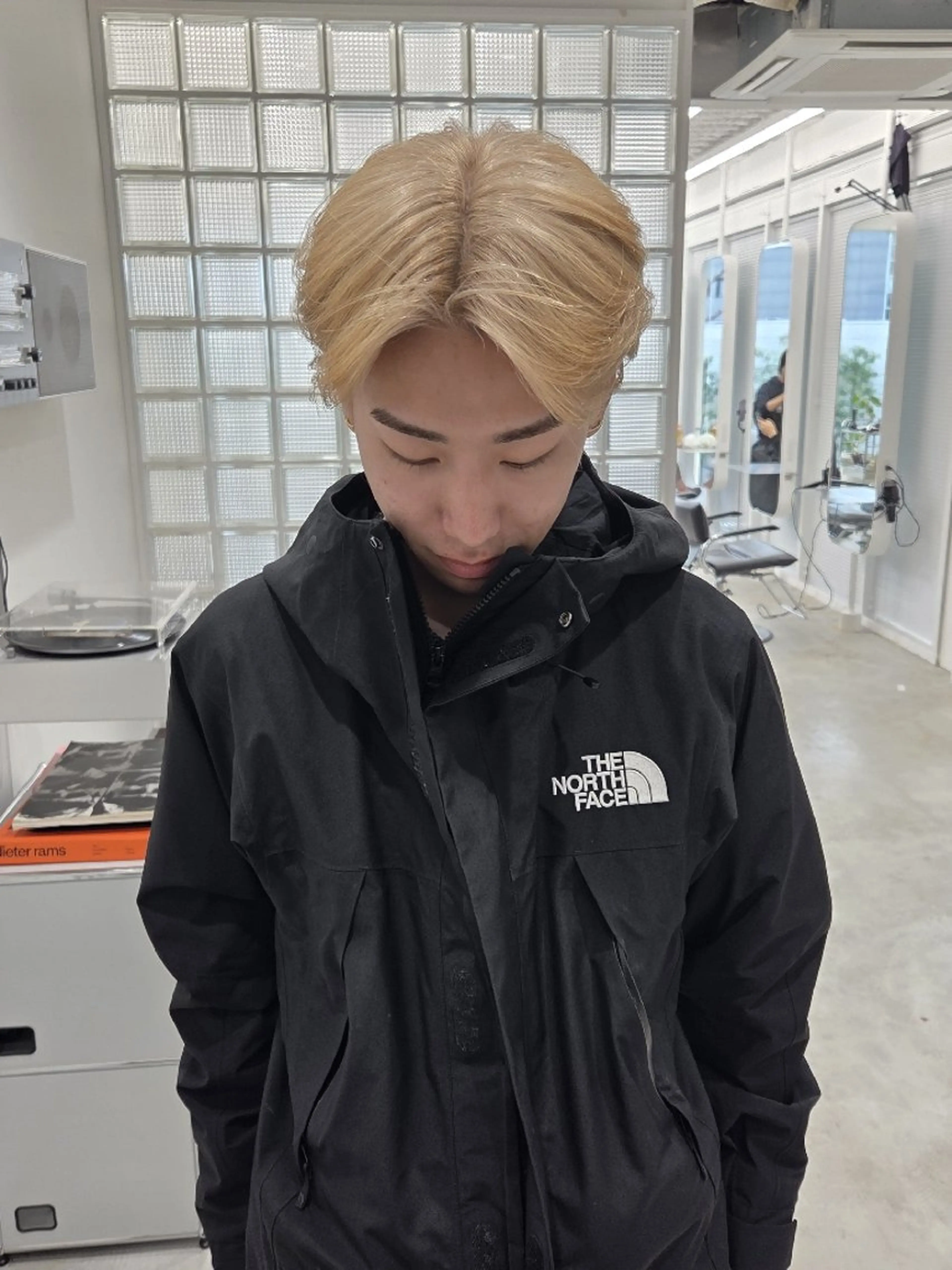 カラー メンズ ショート メンズハイトーン メンズショート ベージュカラー ハイトーンカラー ミルクティーベージュ カット ヘアカラー トリートメント YOKUTO/メンズ ︎/8日空き️⭕️のヘアスタイル