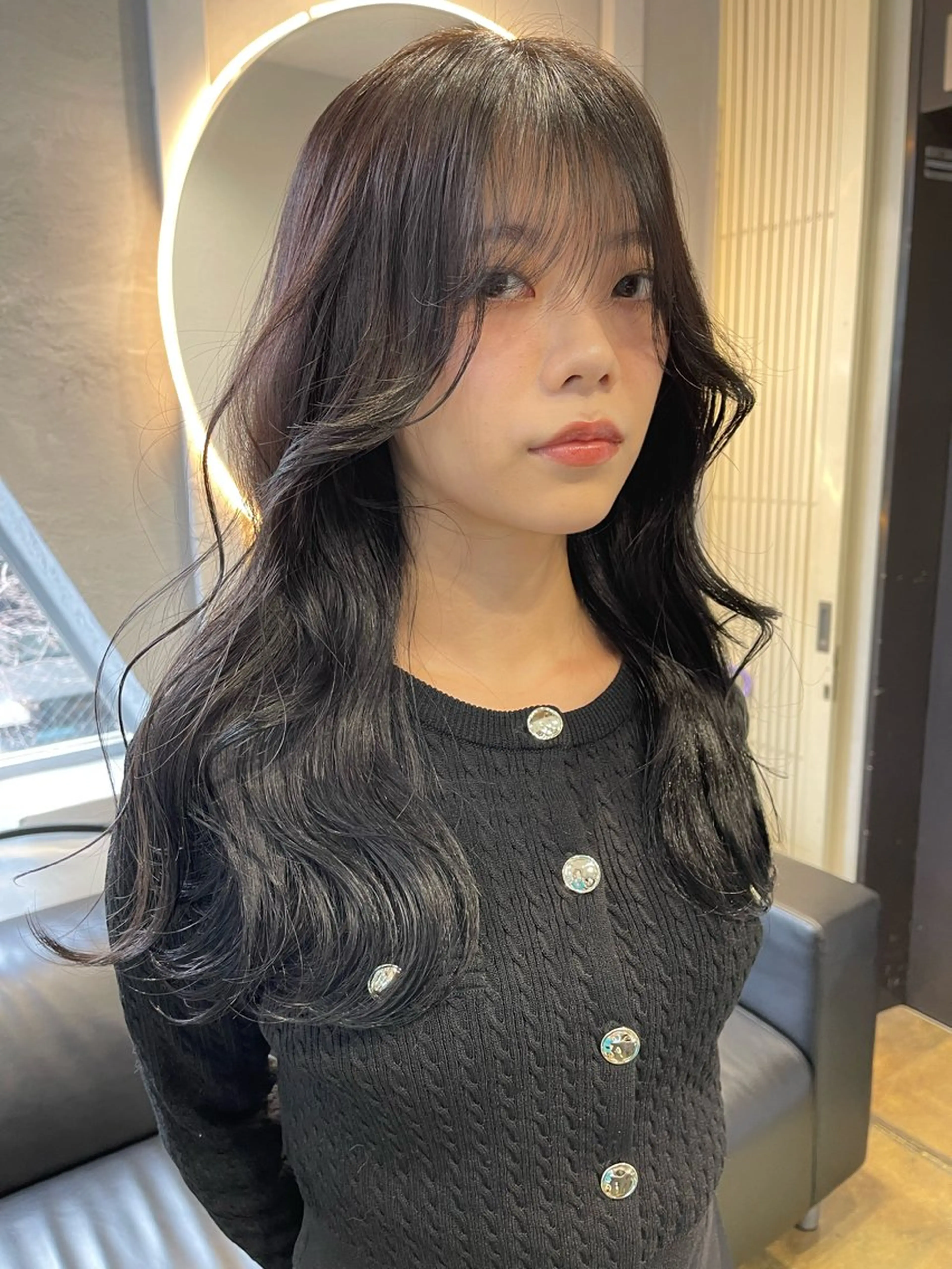 ロング カラー 黒髪 ブリーチ ブルーカラー ブルーブラック ケアブリーチ TATSUブリーチ/ ミルクティーベージュのヘアスタイル