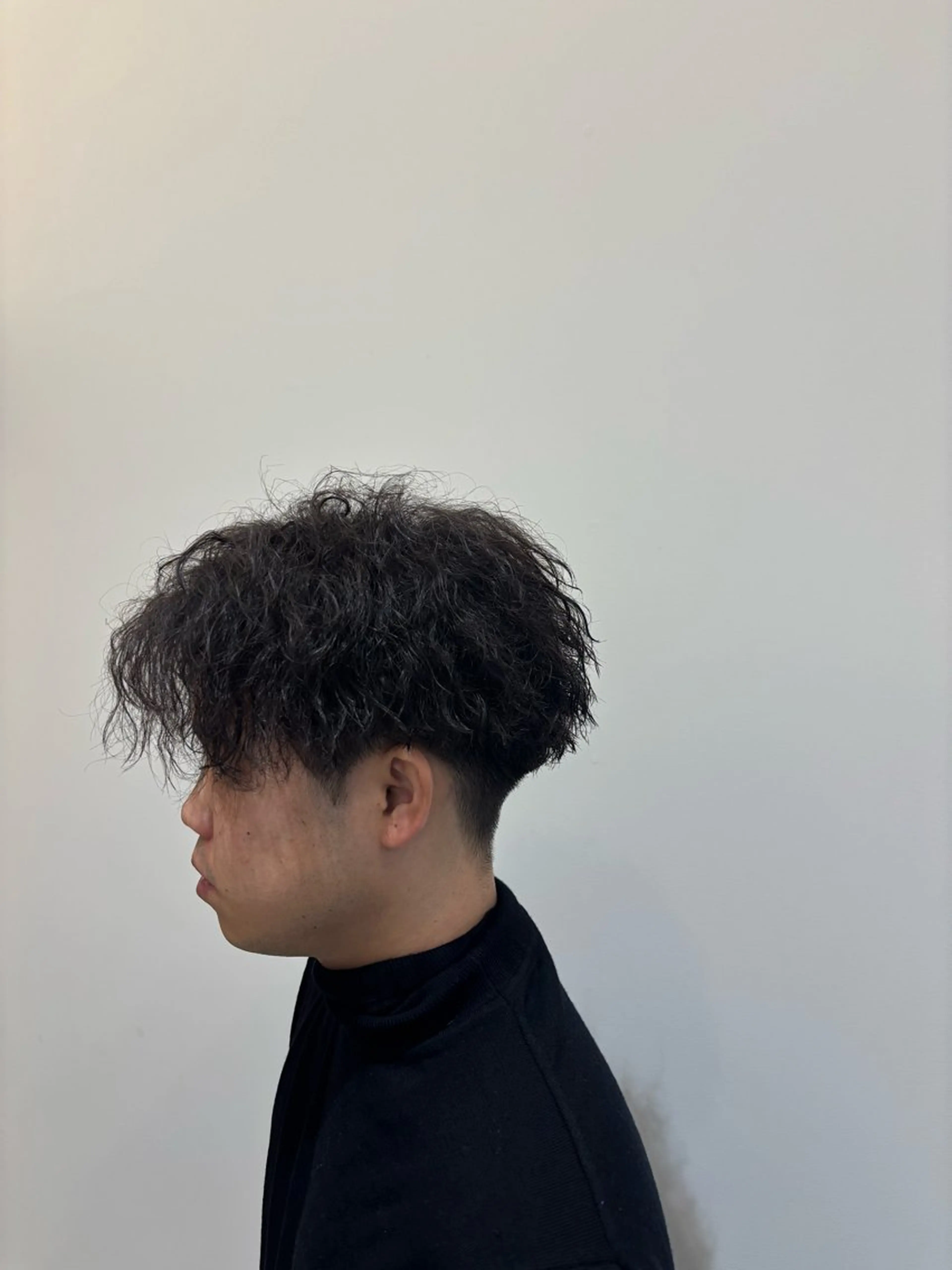 パーマ メンズ センターパート ツーブロック 刈り上げ 徳田 恭助のヘアスタイル