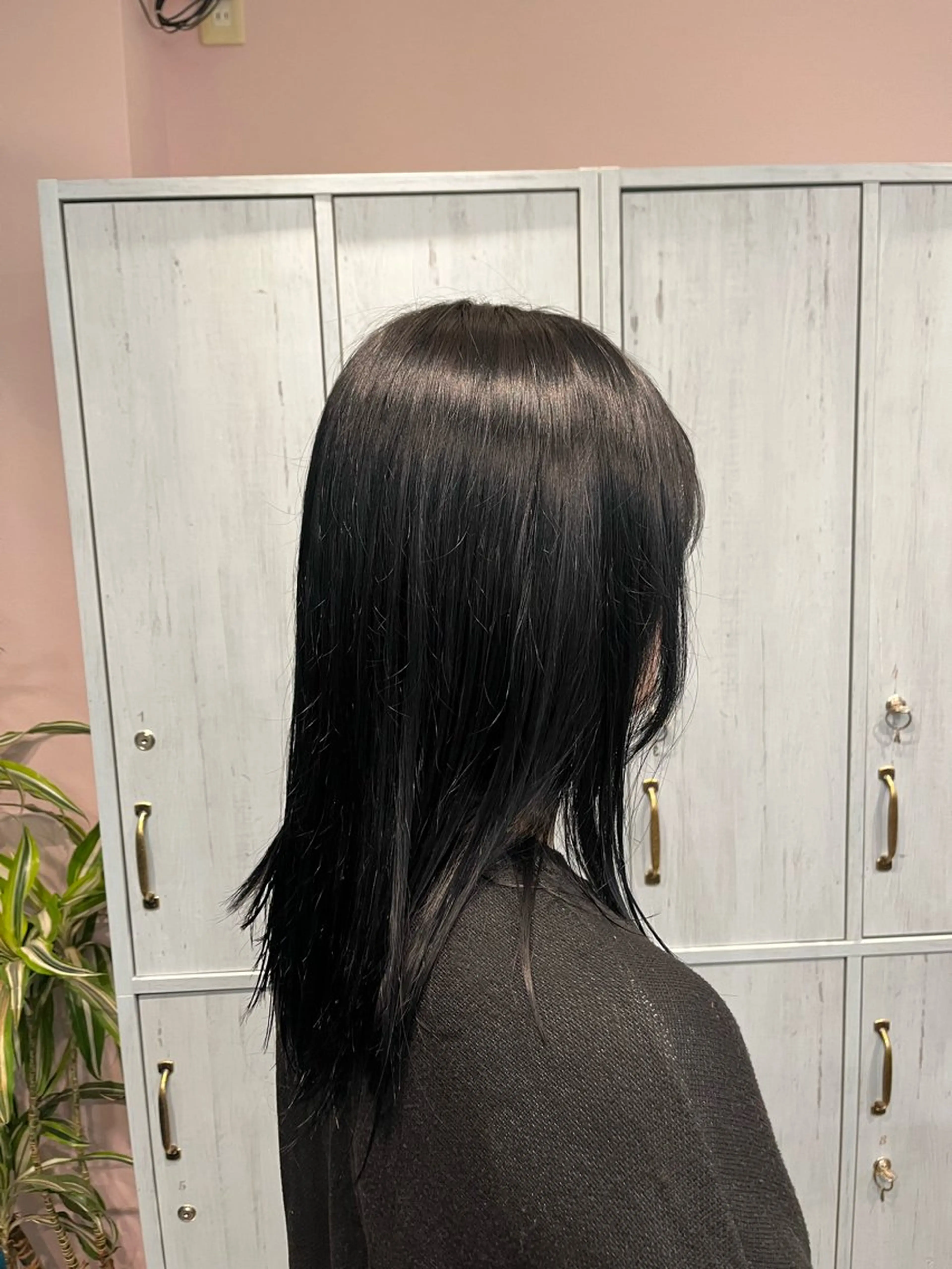 セミロング カラー 黒髪 ブルーカラー ブルーブラック カット ヘアカラー レイヤー/透明感/髪 質改善/メンズ/佐藤のヘアスタイル