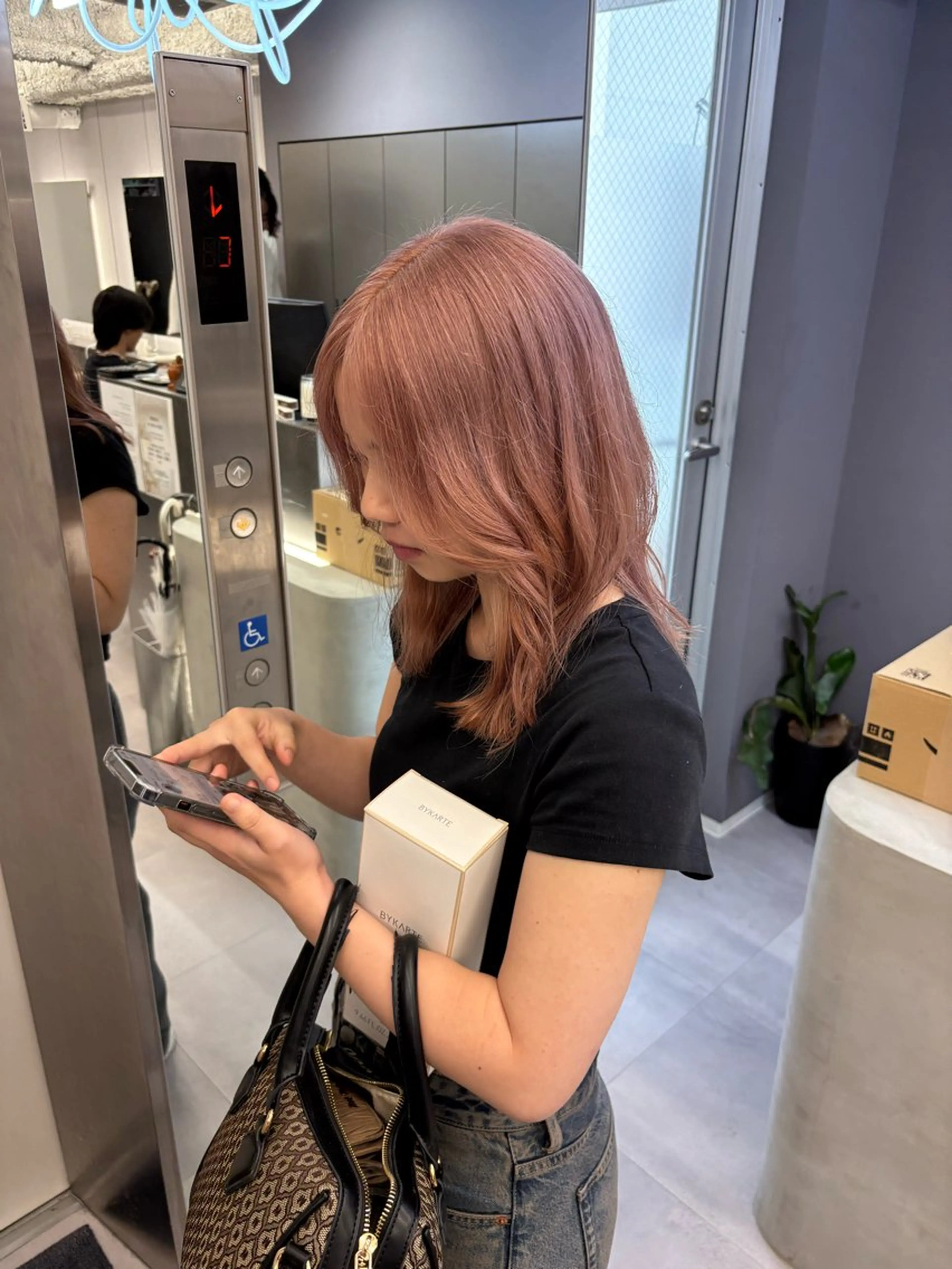 ミディアム カラー ベージュカラー ピンクカラー ピンクベージュ ヘアカラー トリートメント 名古屋／デザイン／ ブリーチ/松井亮磨のヘアスタイル