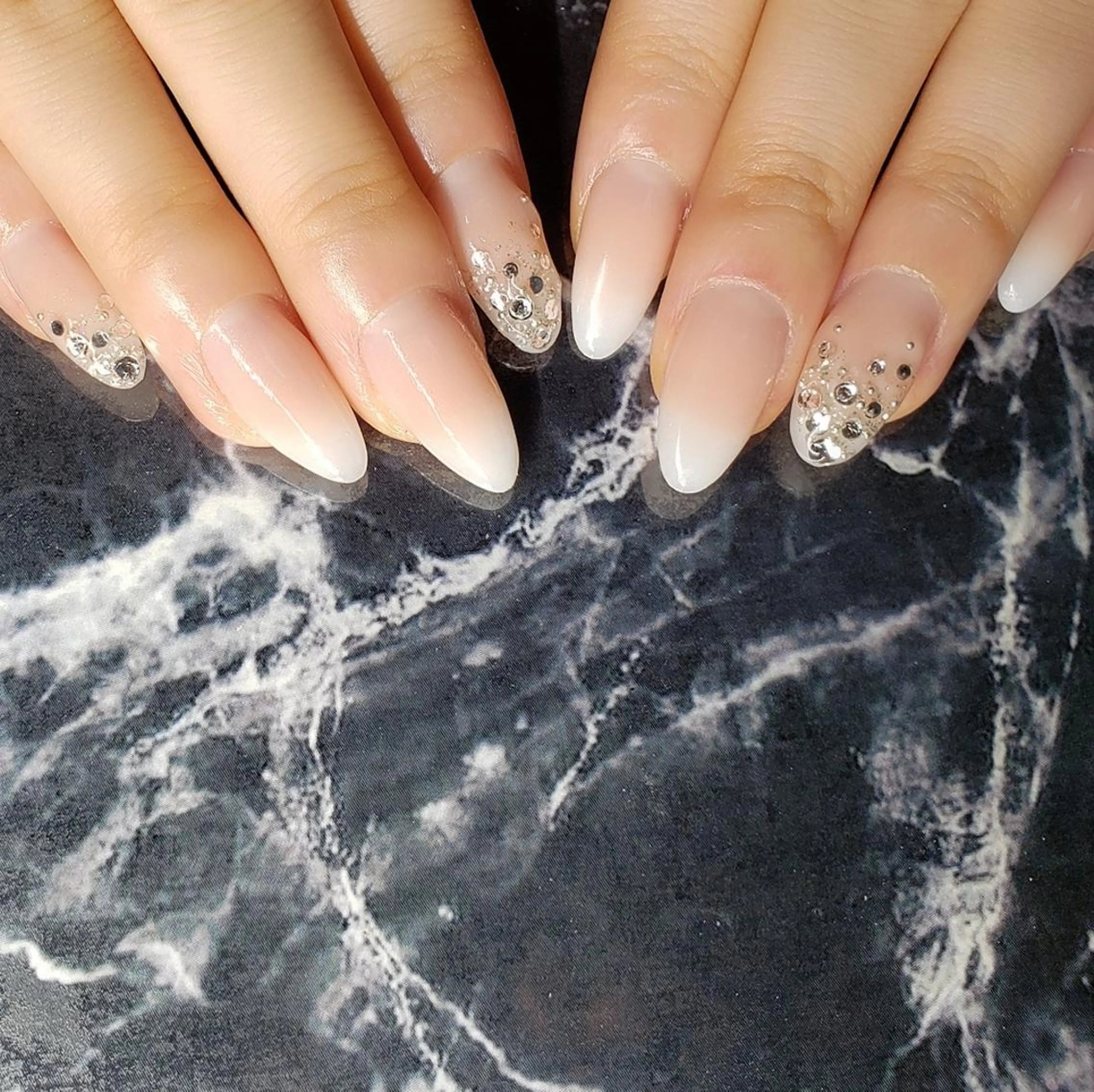 ミディアム ネイル ストーンネイル ハンドネイル クロキ 。のネイルデザイン