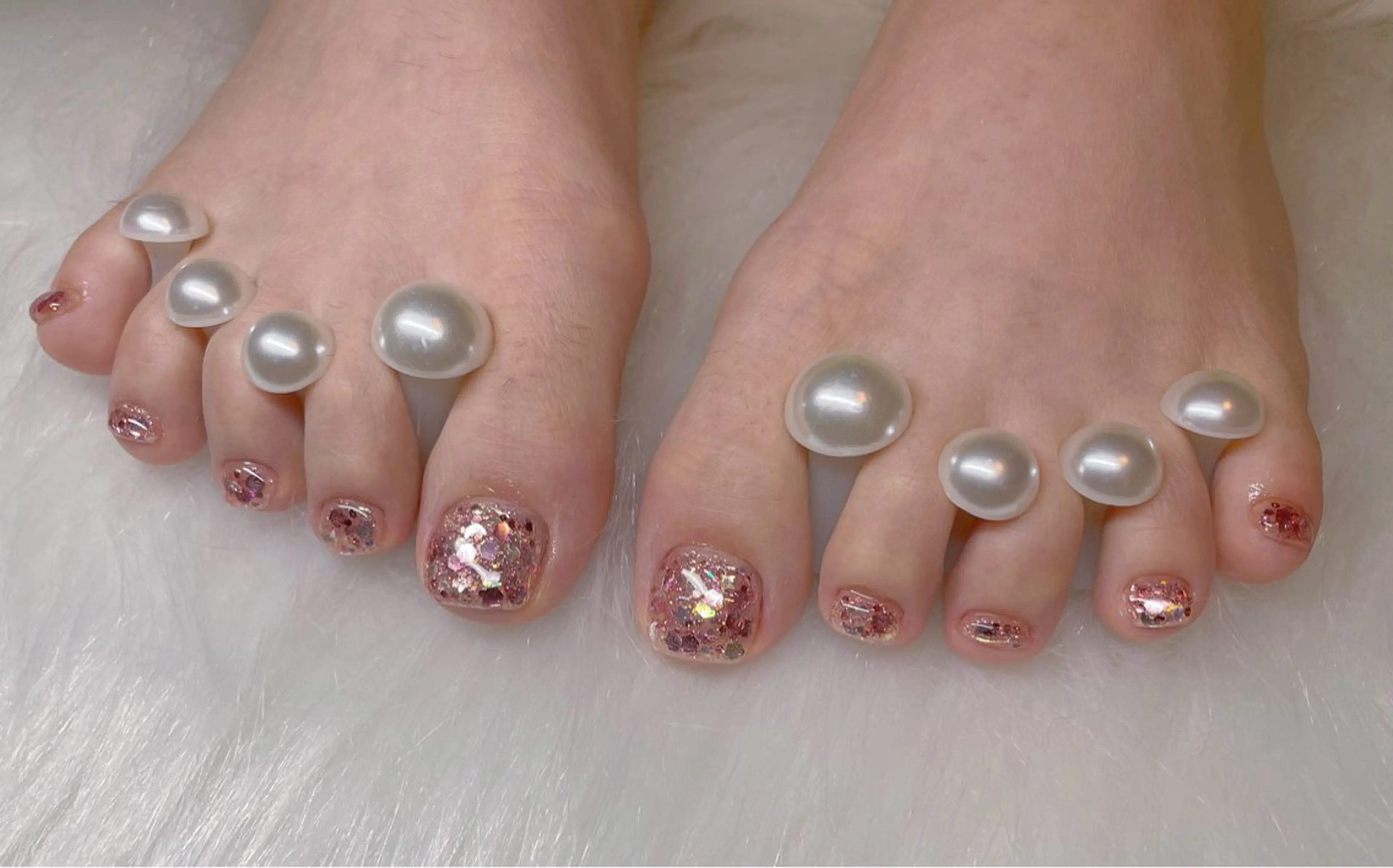 ネイル ホログラムネイル ラメ(グリッター) ワンカラーネイル ピンク フットネイル エン Nail salonのネイルデザイン