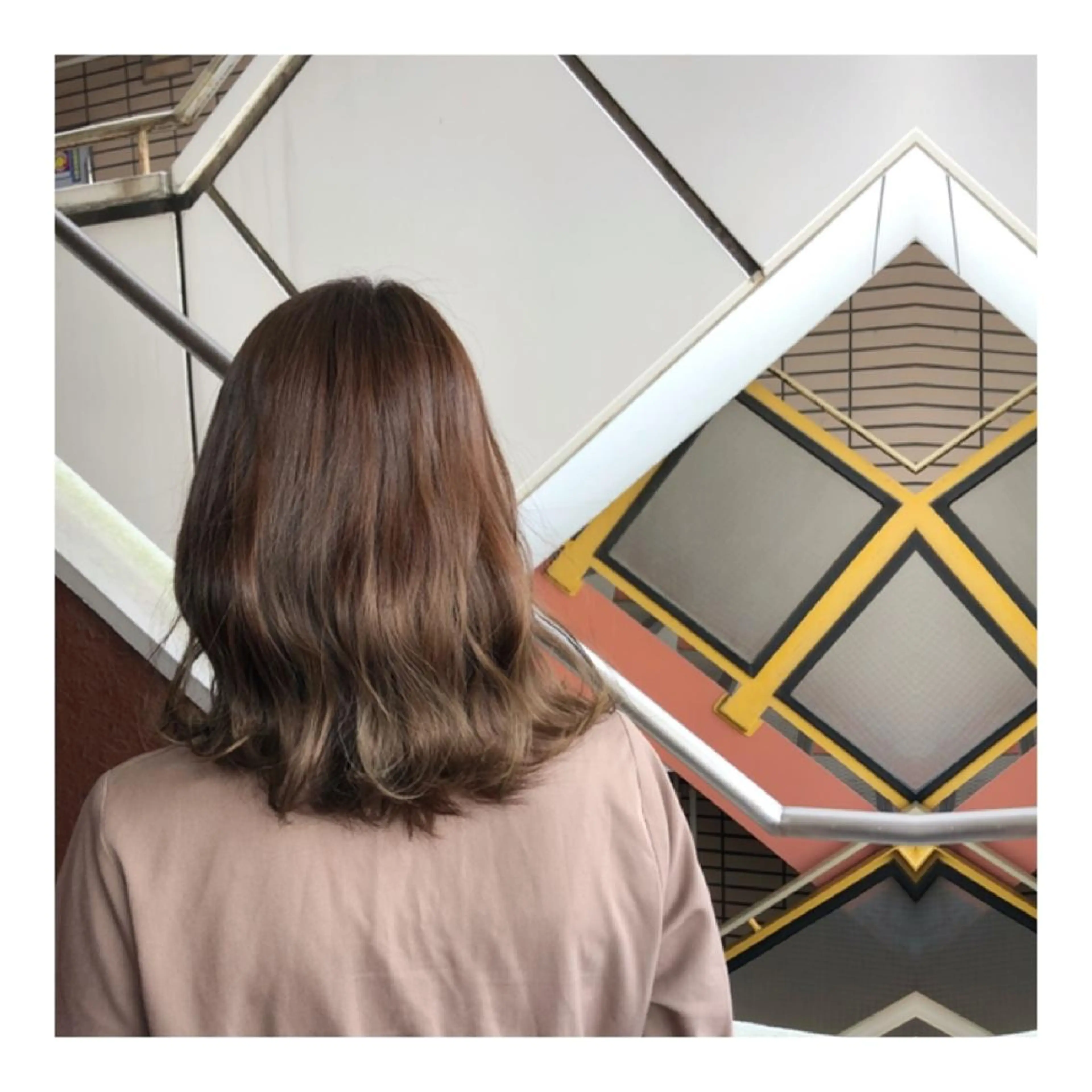 ミディアム カラー ヘアアレンジ ベージュカラー ブリーチ ブリーチなしカラー Joshua / 素髪改善のヘアスタイル