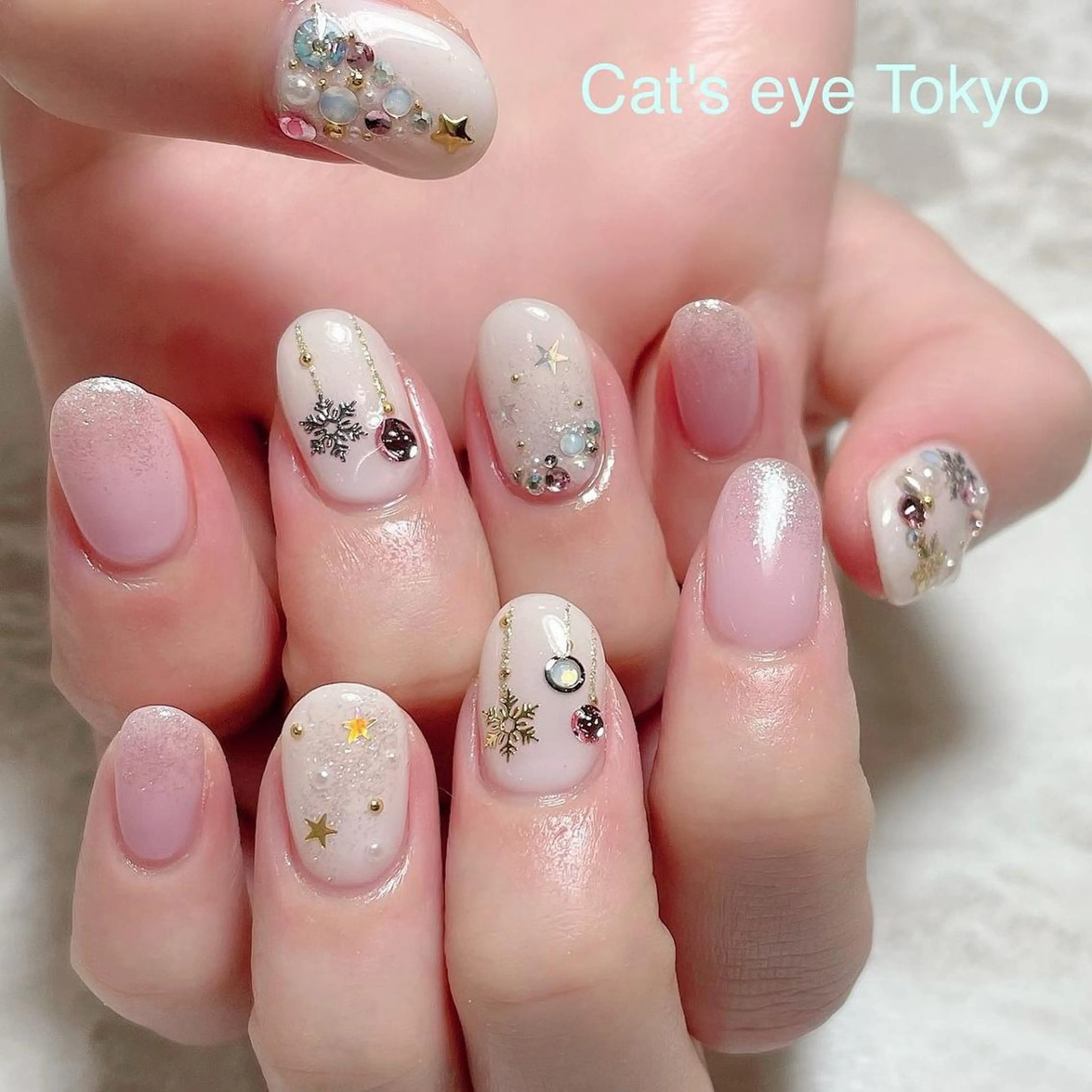 ネイル マツエク・マツパ 持ち込み 冬ネイル クリスマス Cat's eye TOKYO 新宿店のネイルデザイン