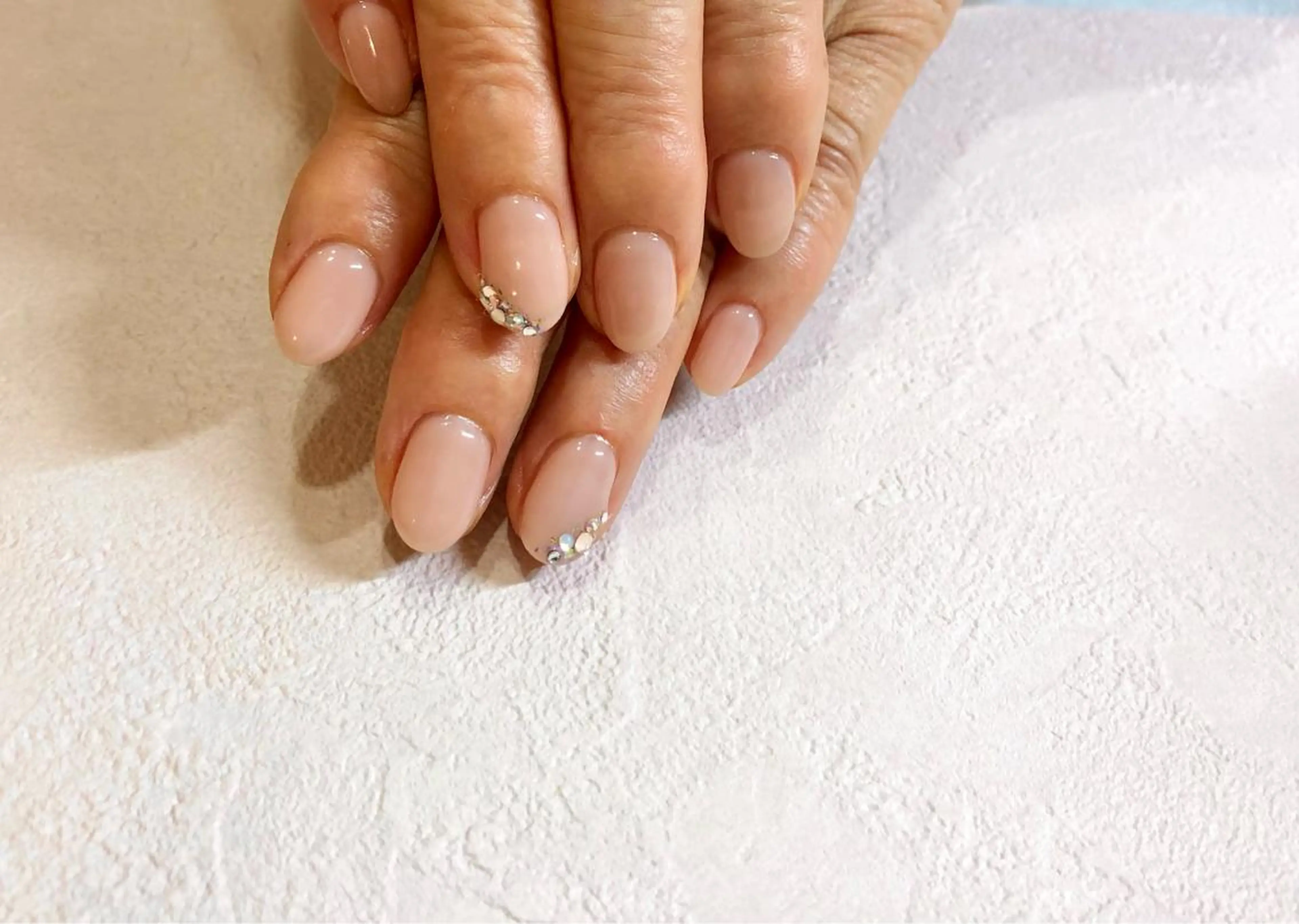 ショート ネイル ストーンネイル ホワイト Reflection marikoのネイルデザイン